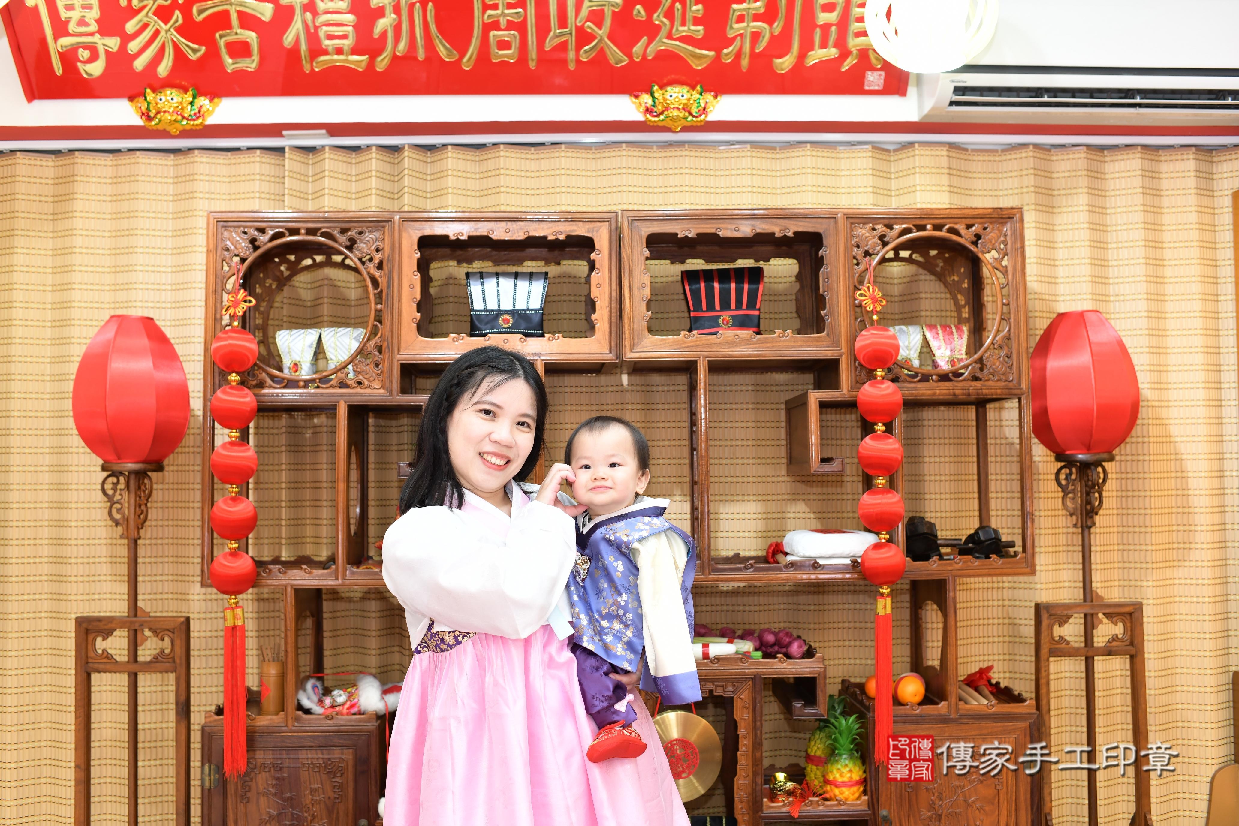 傳家手工印章台南店、抓周、度脺、中國風會場、傳家嬰兒古禮、吉祥話、抓周道具物品24種、拍照。抓周證書。寶寶抓周、滿周歲、生日快樂、祝福