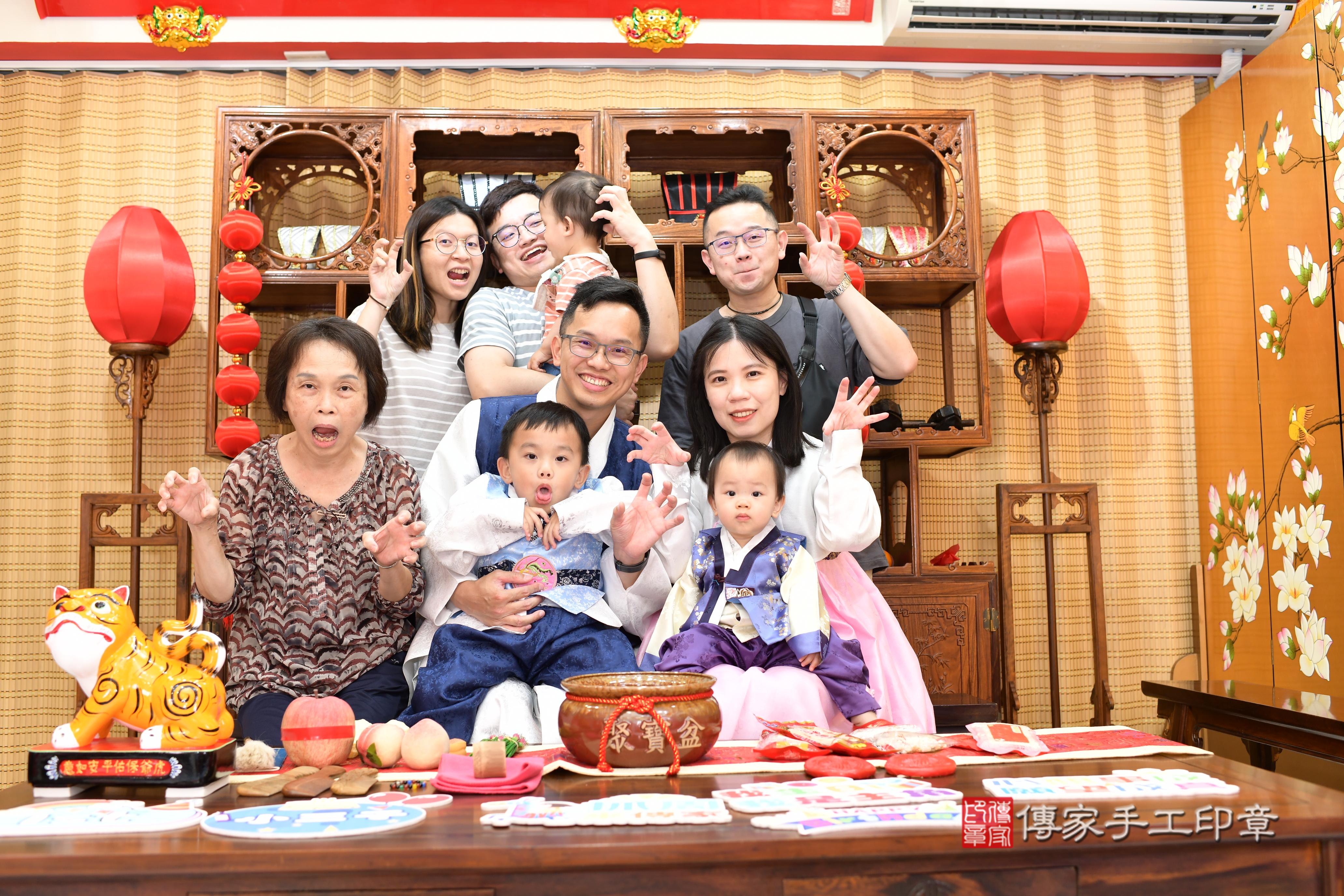 傳家手工印章台南店、抓周、度脺、中國風會場、傳家嬰兒古禮、吉祥話、抓周道具物品24種、拍照。抓周證書。寶寶抓周、滿周歲、生日快樂、祝福