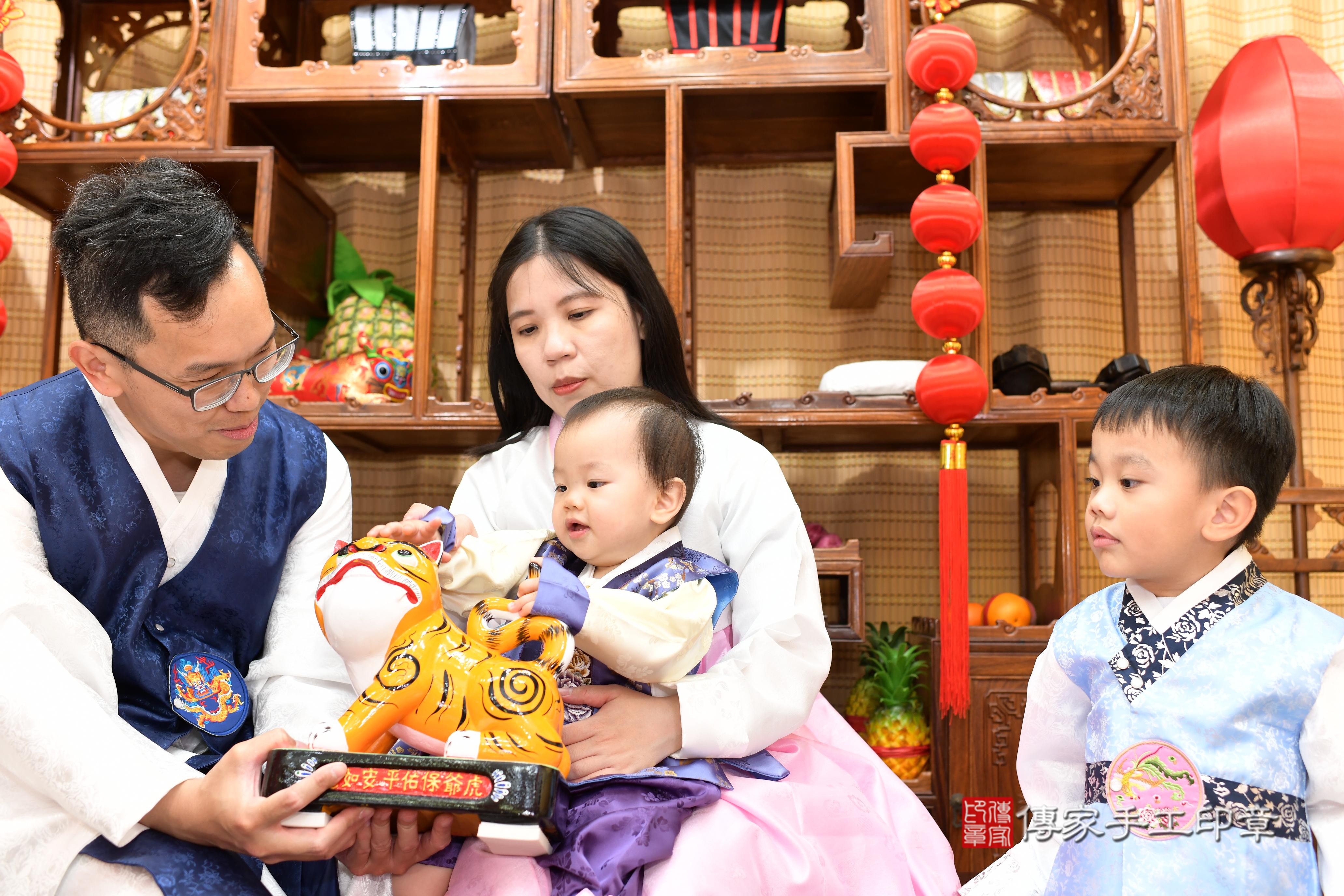 傳家手工印章台南店、抓周、度脺、中國風會場、傳家嬰兒古禮、吉祥話、抓周道具物品24種、拍照。抓周證書。寶寶抓周、滿周歲、生日快樂、祝福