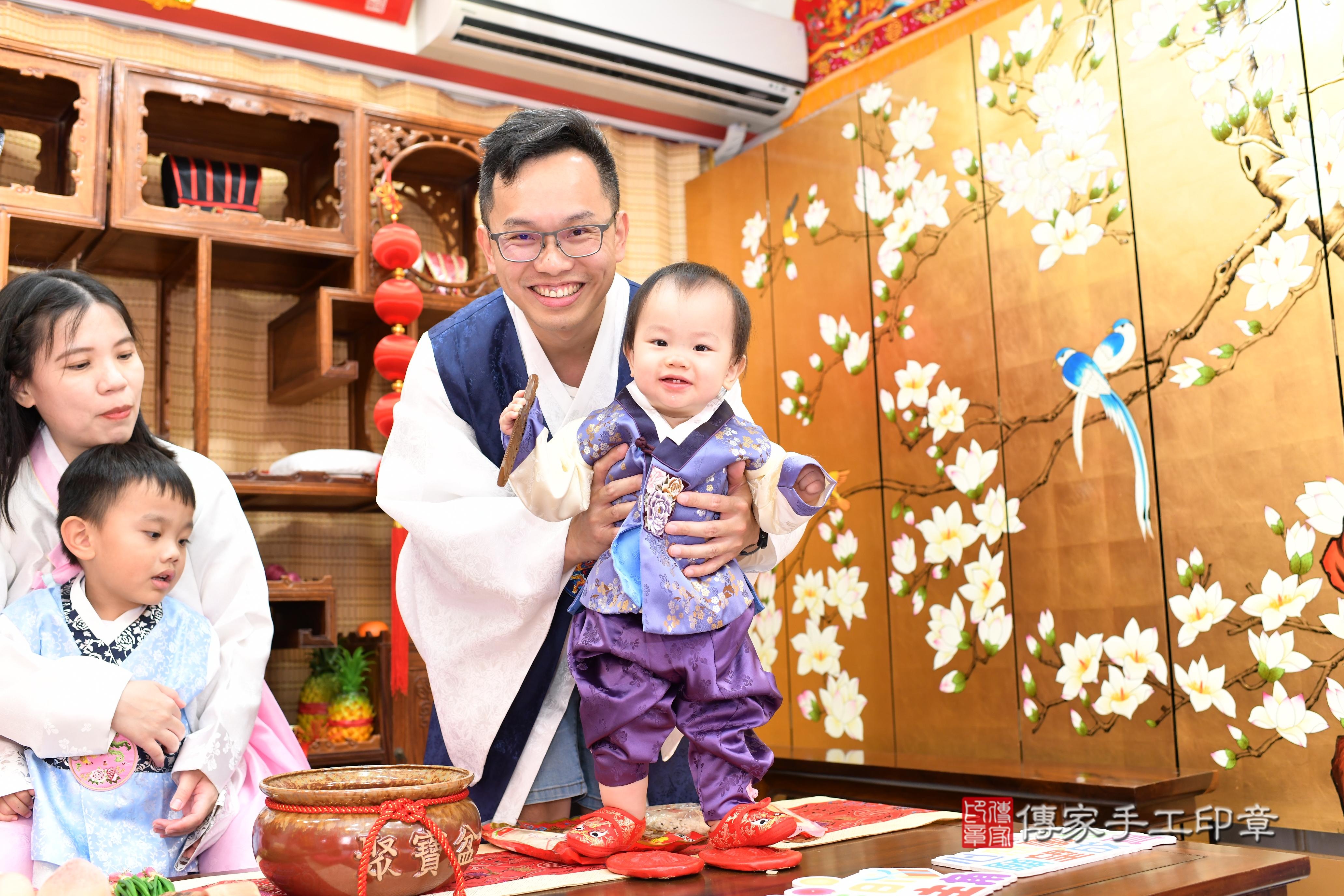 傳家手工印章台南店、抓周、度脺、中國風會場、傳家嬰兒古禮、吉祥話、抓周道具物品24種、拍照。抓周證書。寶寶抓周、滿周歲、生日快樂、祝福