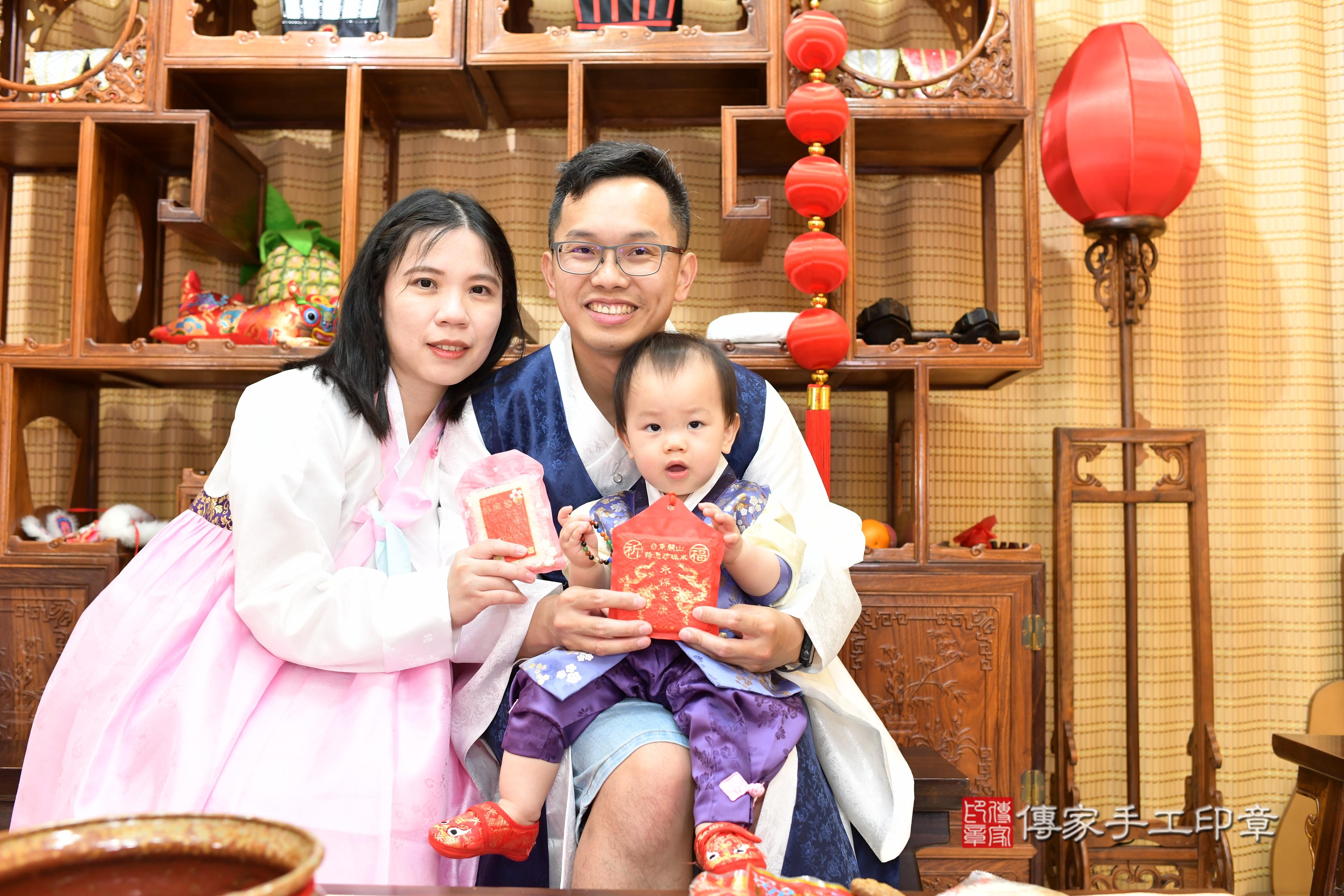 傳家手工印章台南店、抓周、度脺、中國風會場、傳家嬰兒古禮、吉祥話、抓周道具物品24種、拍照。抓周證書。寶寶抓周、滿周歲、生日快樂、祝福