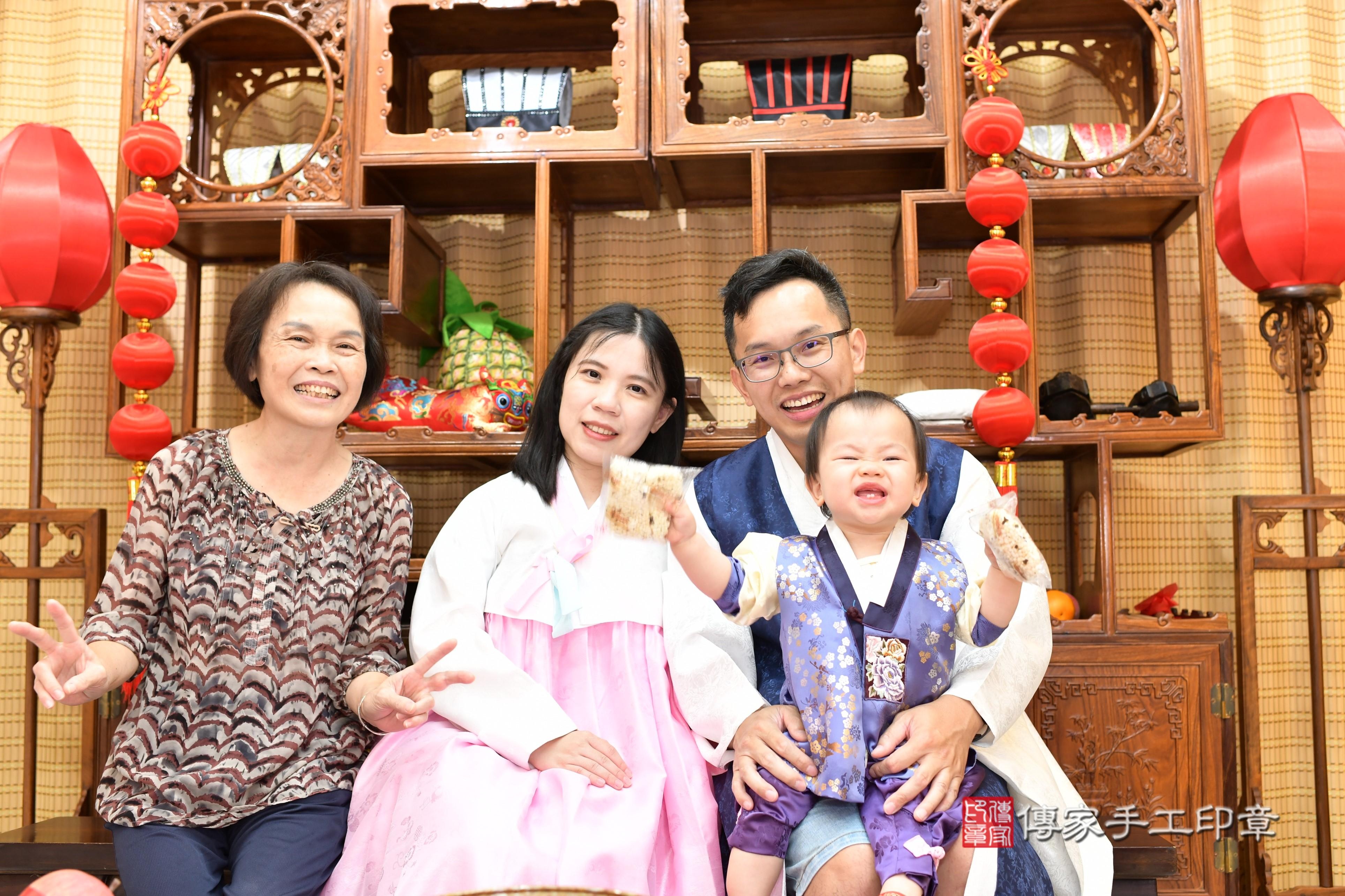 傳家手工印章台南店、抓周、度脺、中國風會場、傳家嬰兒古禮、吉祥話、抓周道具物品24種、拍照。抓周證書。寶寶抓周、滿周歲、生日快樂、祝福