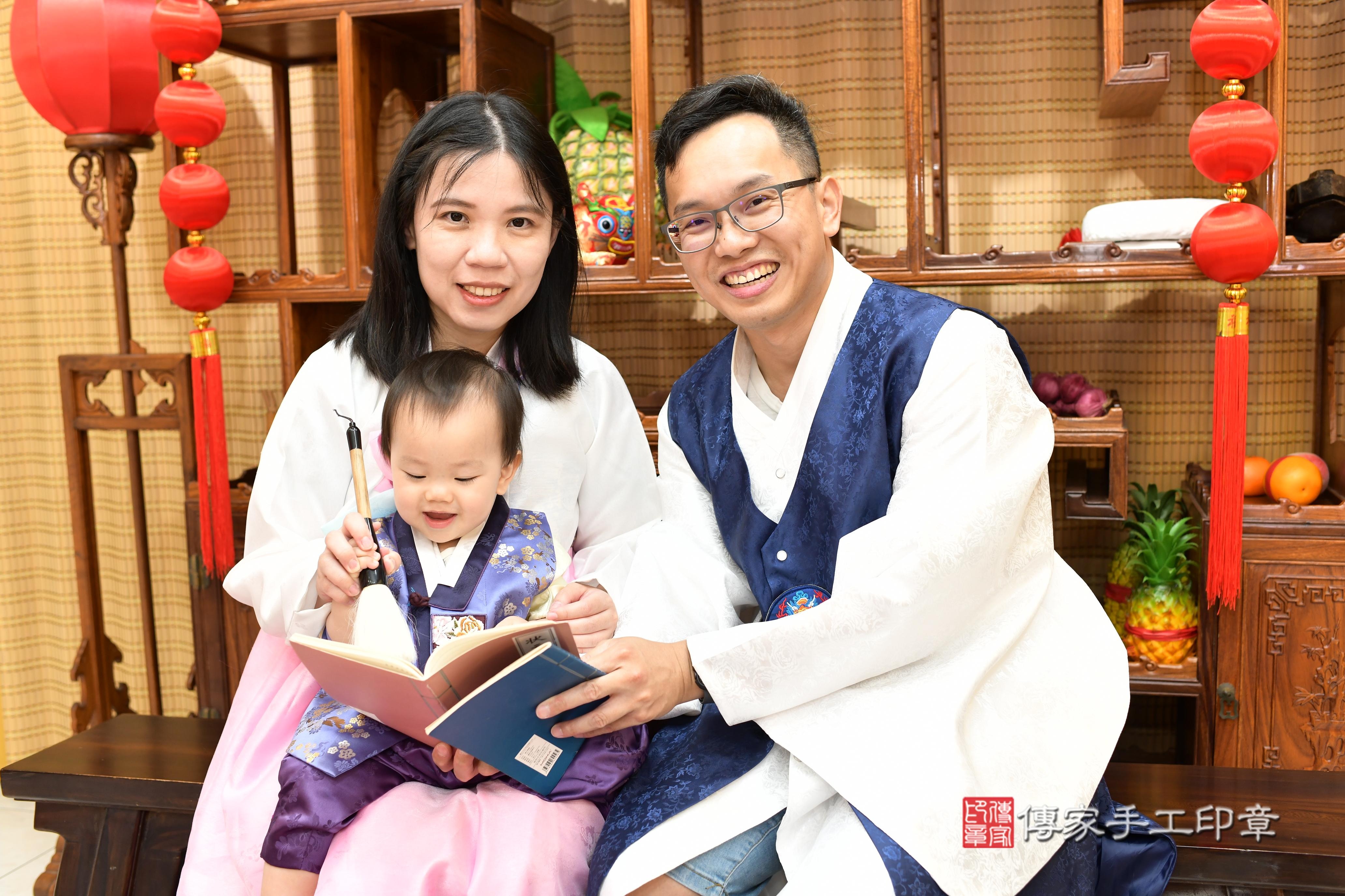 傳家手工印章台南店、抓周、度脺、中國風會場、傳家嬰兒古禮、吉祥話、抓周道具物品24種、拍照。抓周證書。寶寶抓周、滿周歲、生日快樂、祝福