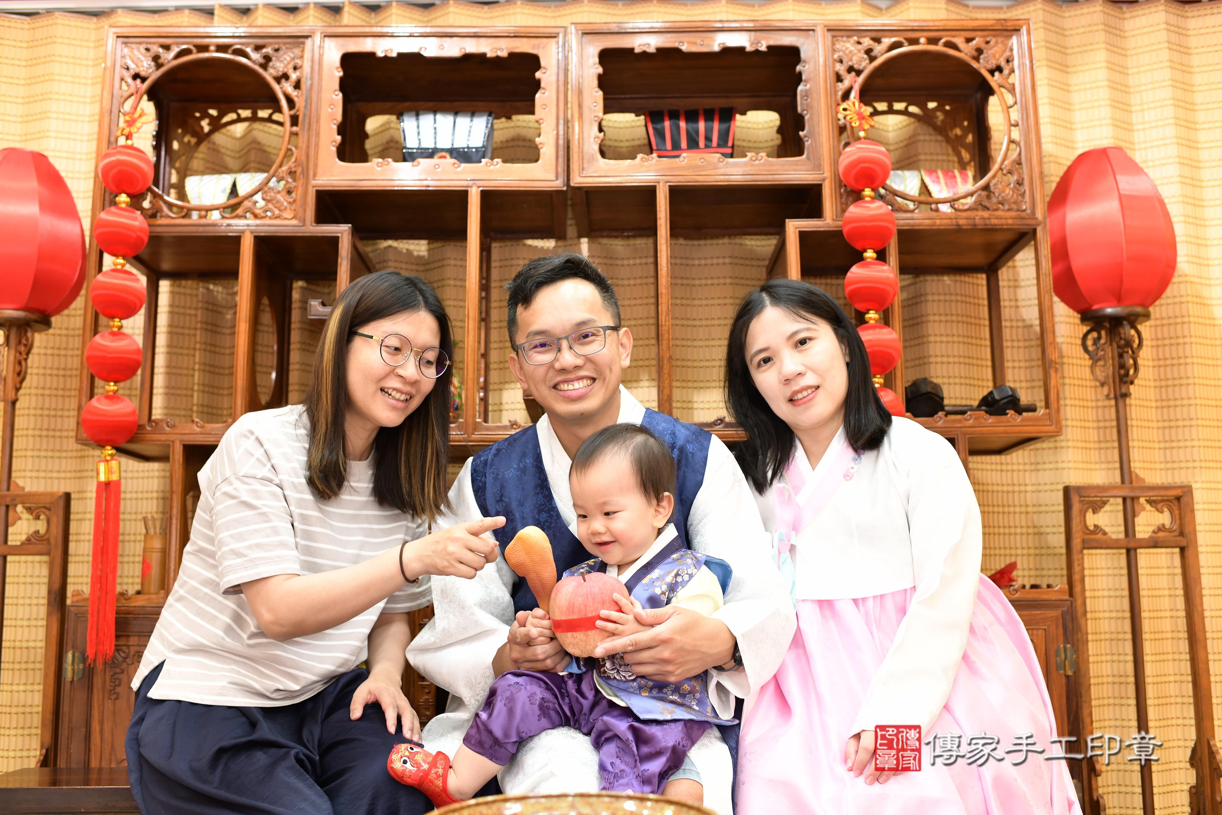 傳家手工印章台南店、抓周、度脺、中國風會場、傳家嬰兒古禮、吉祥話、抓周道具物品24種、拍照。抓周證書。寶寶抓周、滿周歲、生日快樂、祝福