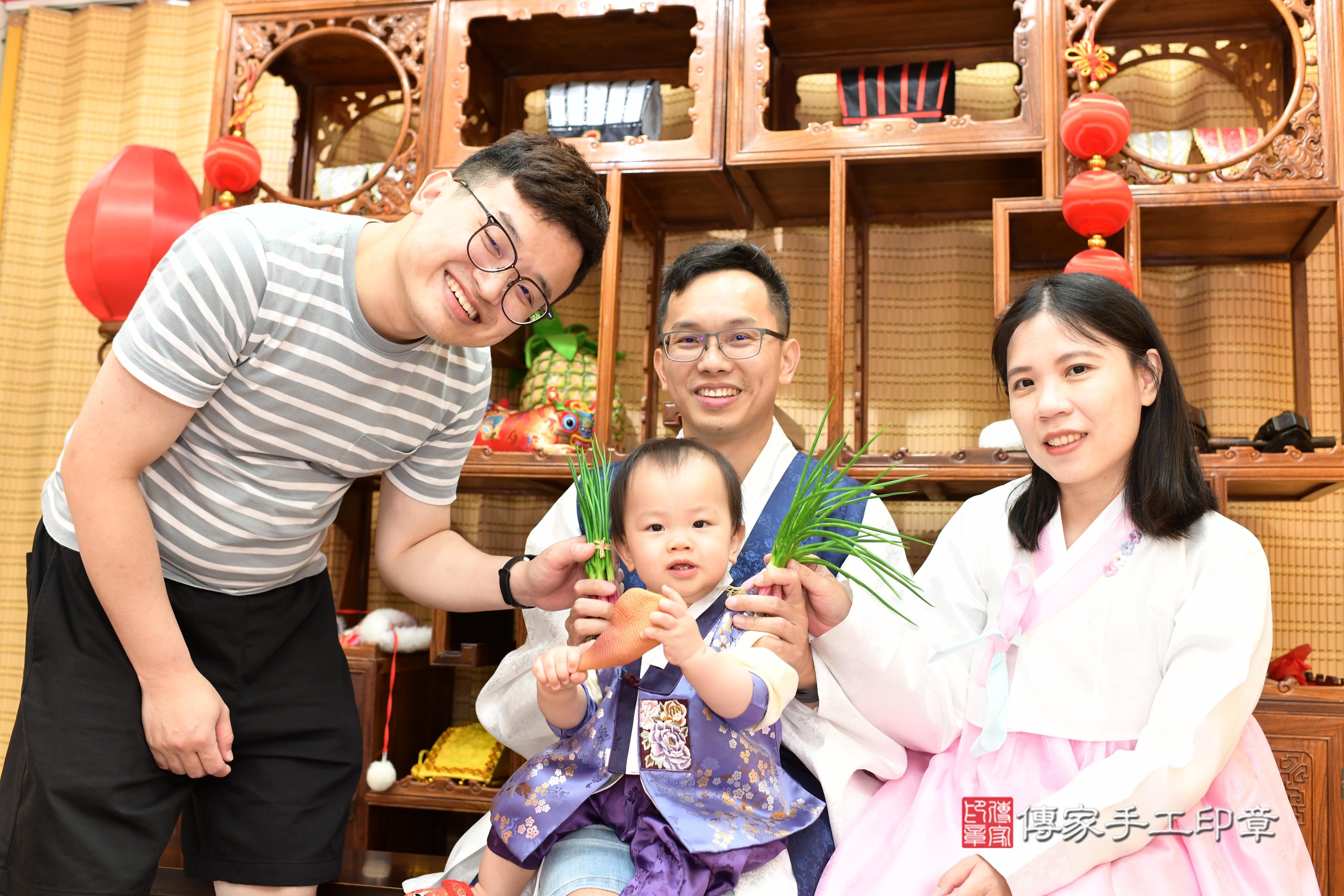 傳家手工印章台南店、抓周、度脺、中國風會場、傳家嬰兒古禮、吉祥話、抓周道具物品24種、拍照。抓周證書。寶寶抓周、滿周歲、生日快樂、祝福