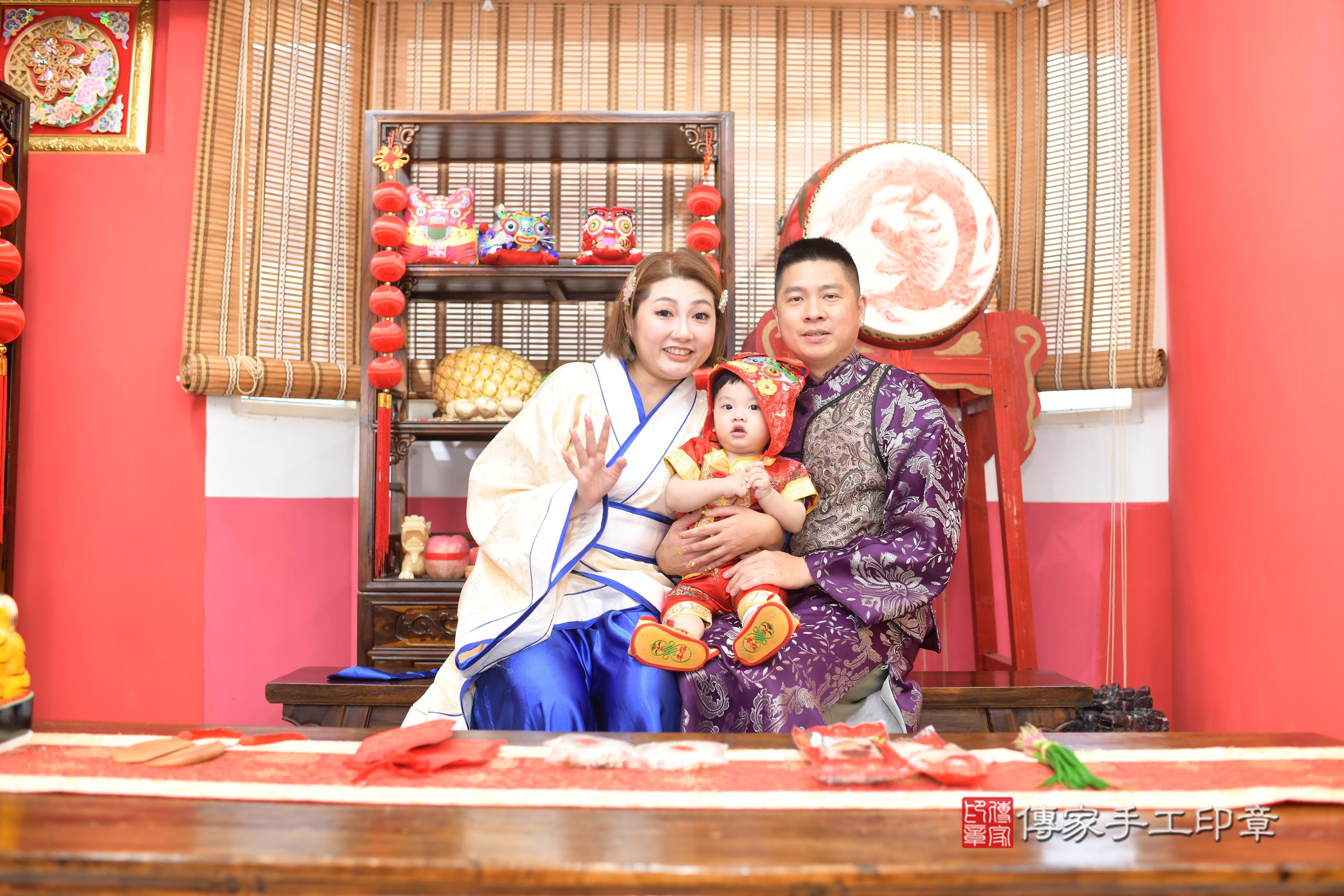 傳家手工印章高雄店、抓周、度脺、中國風會場、傳家嬰兒古禮、吉祥話、抓周道具物品24種、拍照。抓周證書。寶寶抓周、滿周歲、生日快樂、祝福