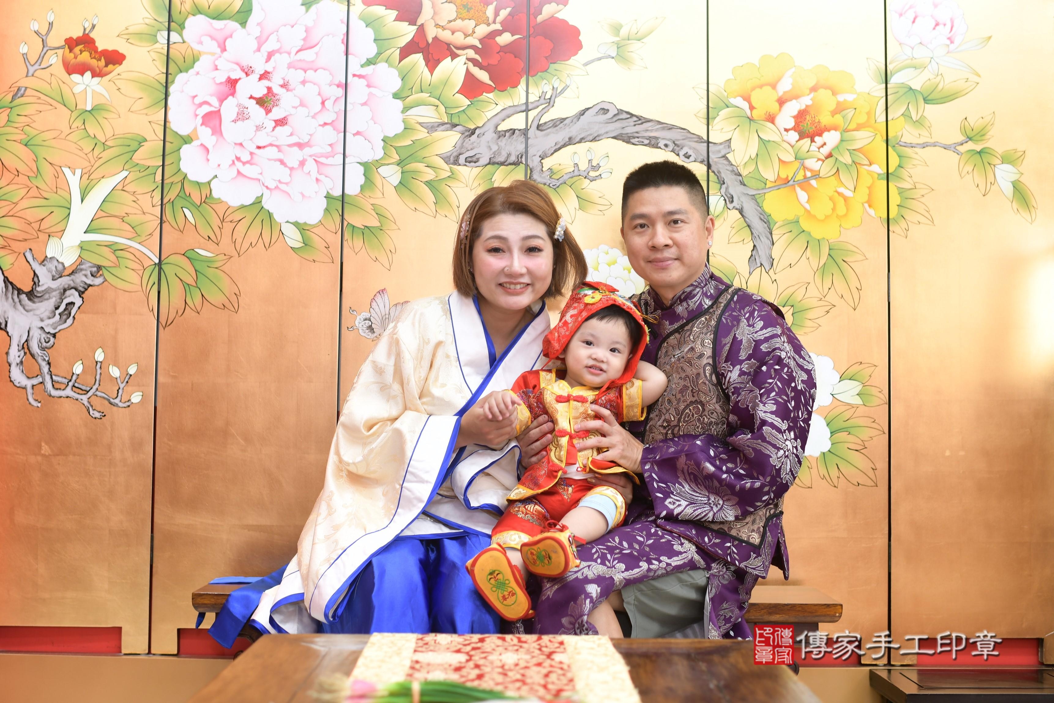 傳家手工印章高雄店、抓周、度脺、中國風會場、傳家嬰兒古禮、吉祥話、抓周道具物品24種、拍照。抓周證書。寶寶抓周、滿周歲、生日快樂、祝福