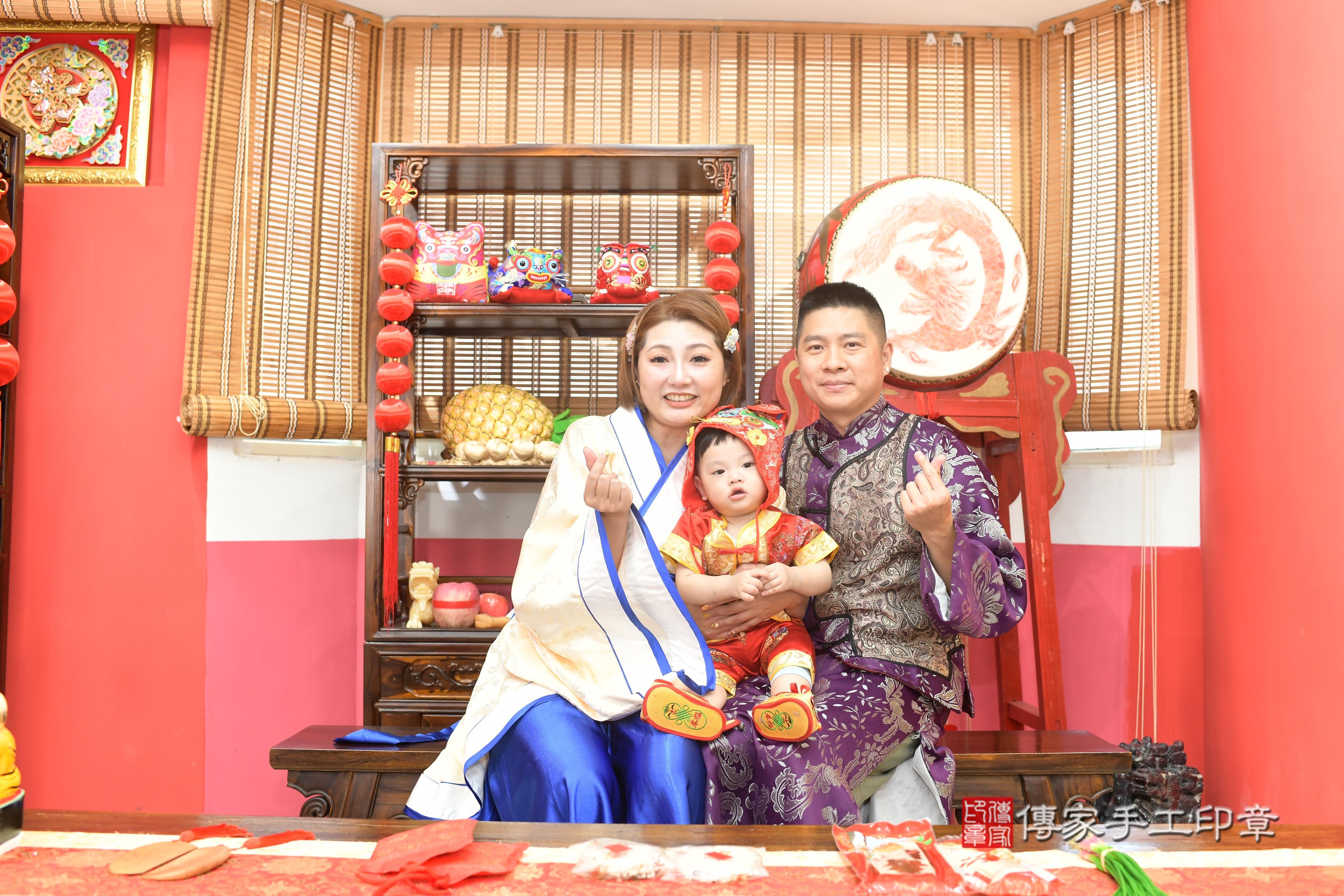 傳家手工印章高雄店、抓周、度脺、中國風會場、傳家嬰兒古禮、吉祥話、抓周道具物品24種、拍照。抓周證書。寶寶抓周、滿周歲、生日快樂、祝福