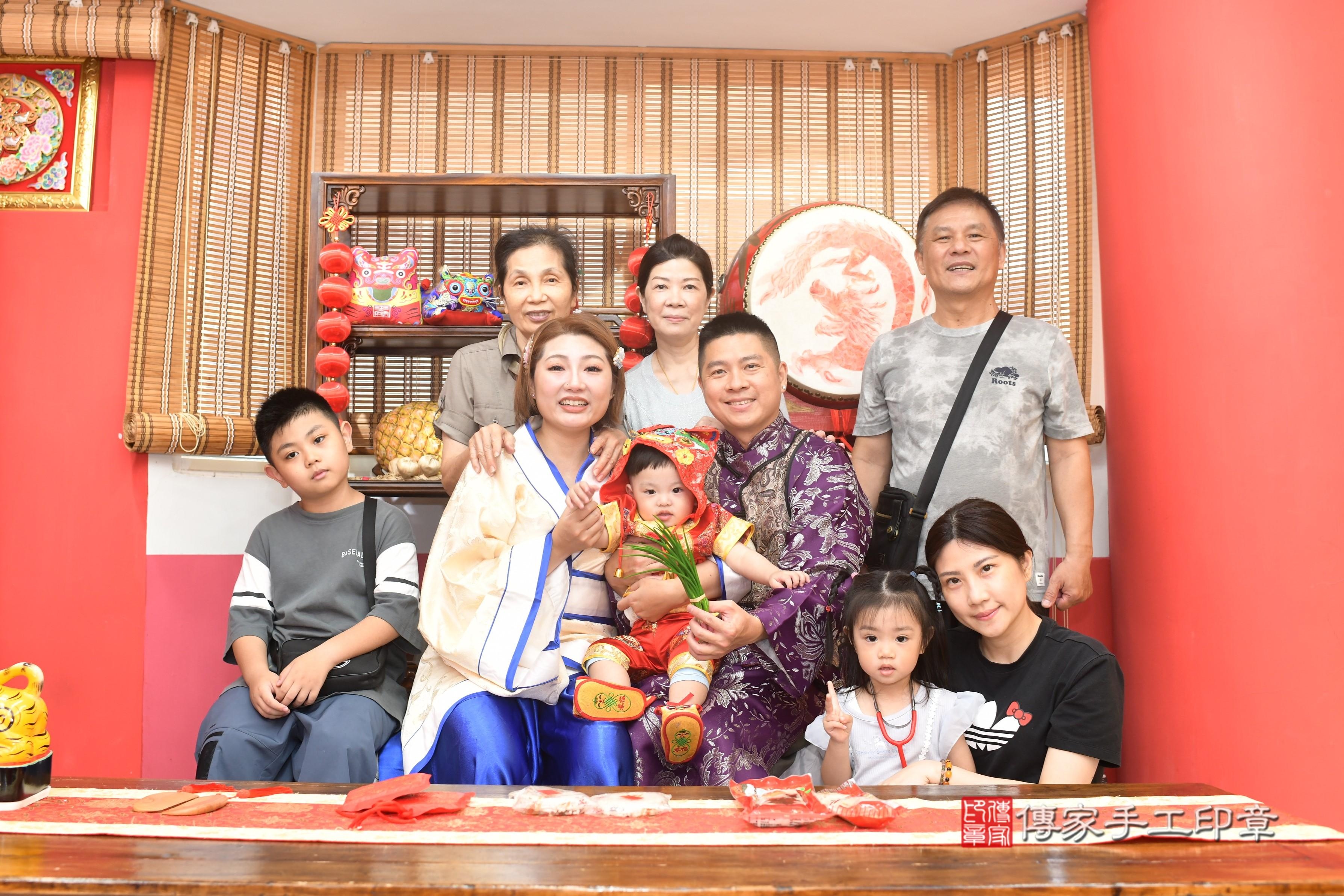 傳家手工印章高雄店、抓周、度脺、中國風會場、傳家嬰兒古禮、吉祥話、抓周道具物品24種、拍照。抓周證書。寶寶抓周、滿周歲、生日快樂、祝福