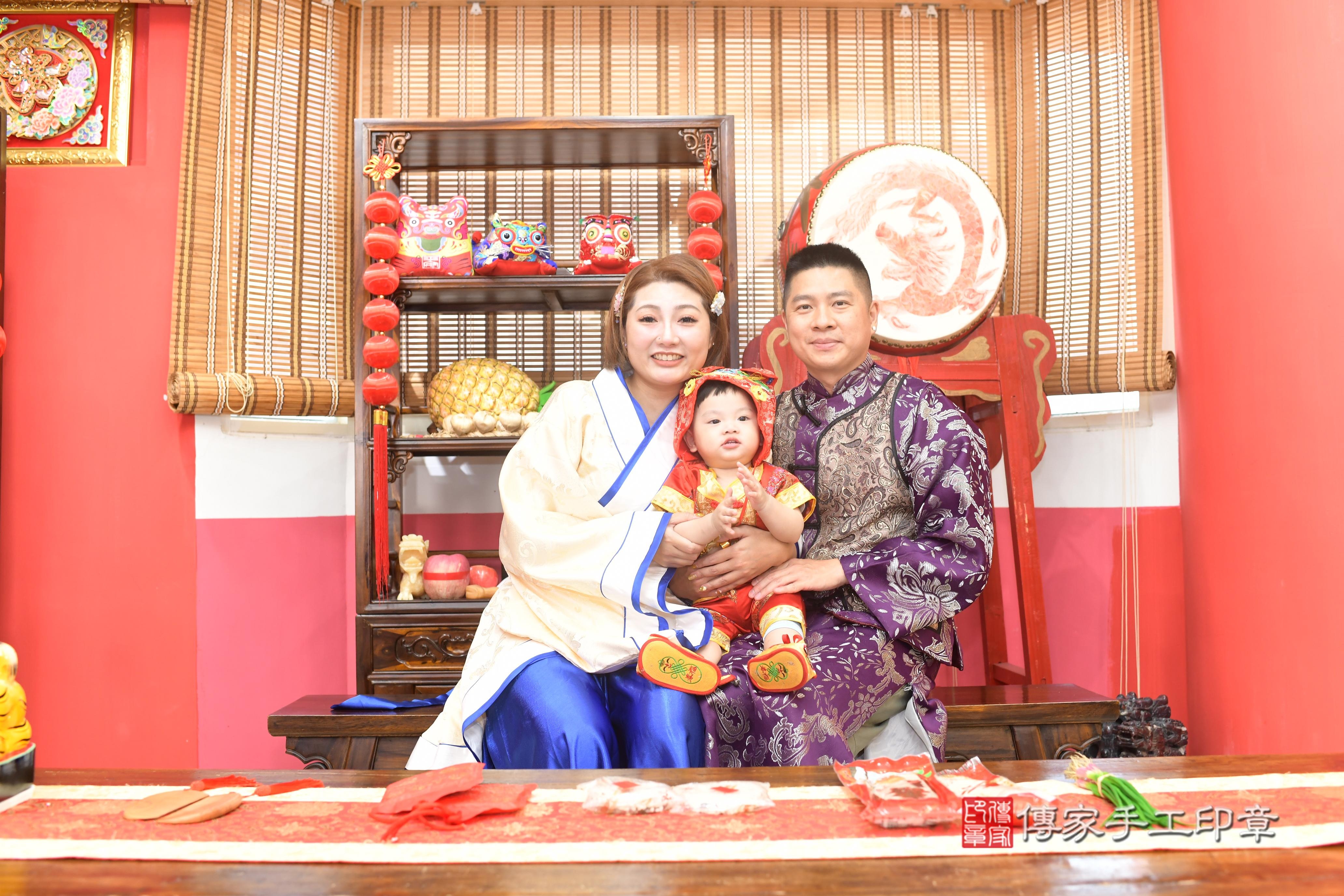 傳家手工印章高雄店、抓周、度脺、中國風會場、傳家嬰兒古禮、吉祥話、抓周道具物品24種、拍照。抓周證書。寶寶抓周、滿周歲、生日快樂、祝福