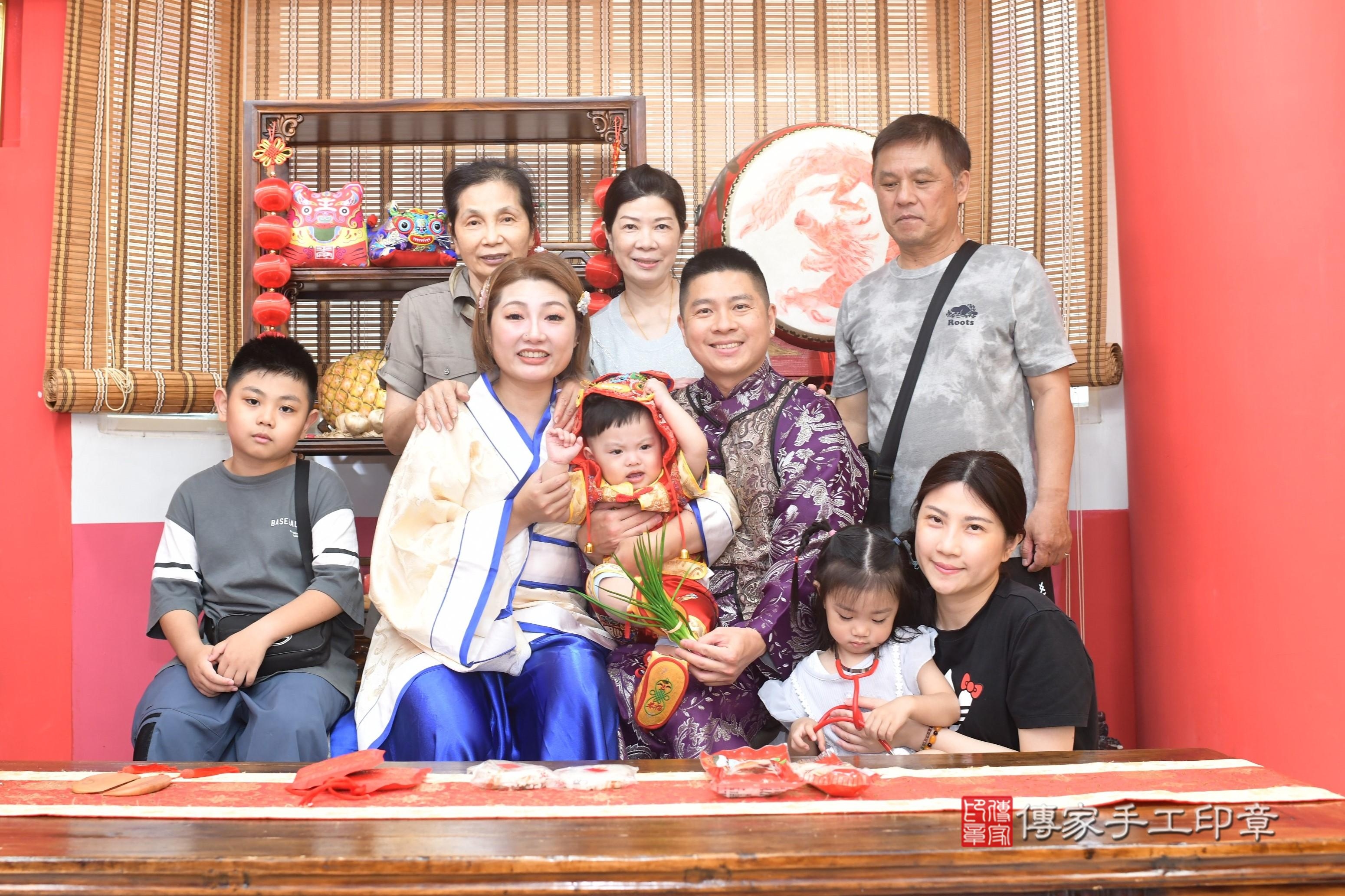 傳家手工印章高雄店、抓周、度脺、中國風會場、傳家嬰兒古禮、吉祥話、抓周道具物品24種、拍照。抓周證書。寶寶抓周、滿周歲、生日快樂、祝福