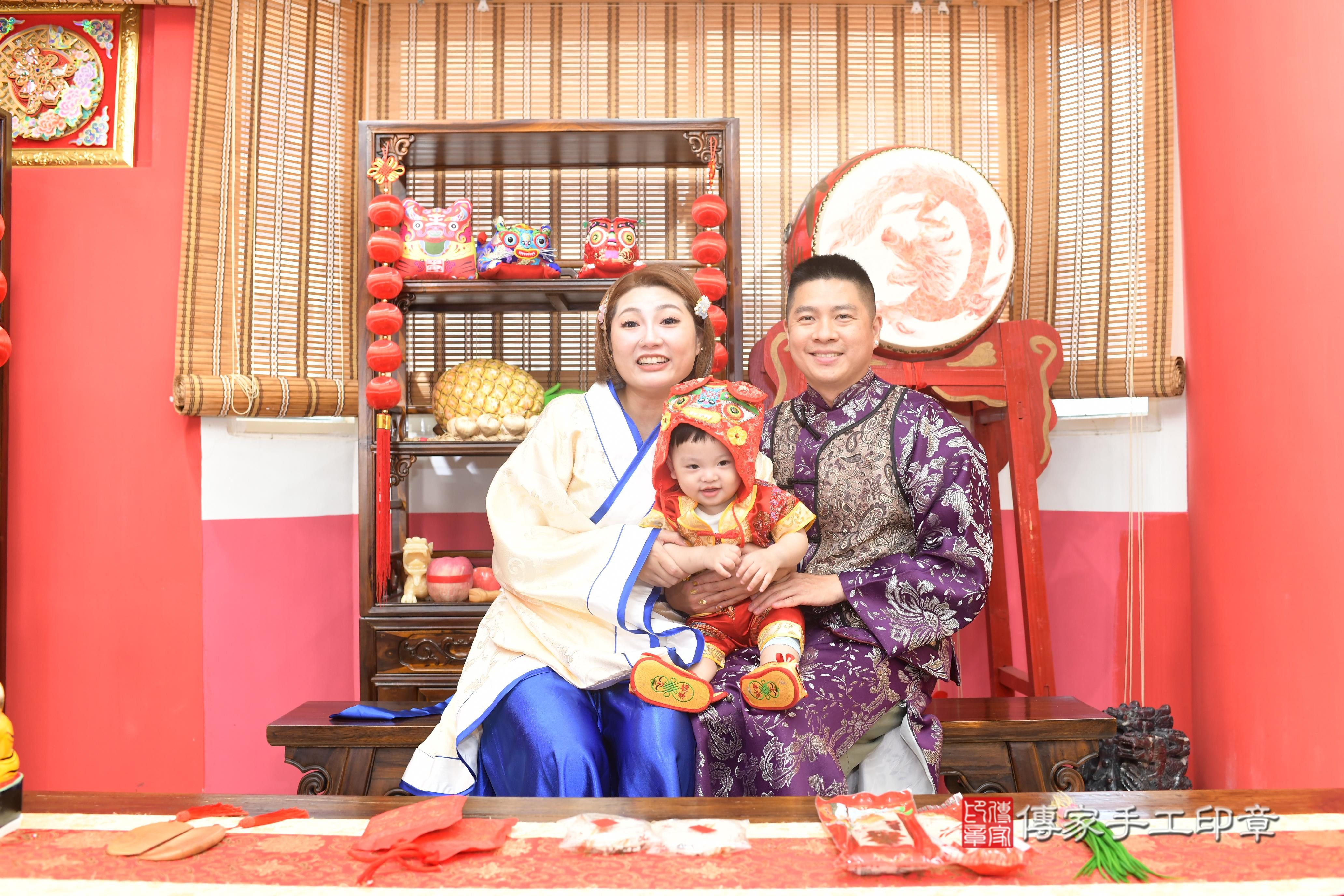 傳家手工印章高雄店、抓周、度脺、中國風會場、傳家嬰兒古禮、吉祥話、抓周道具物品24種、拍照。抓周證書。寶寶抓周、滿周歲、生日快樂、祝福