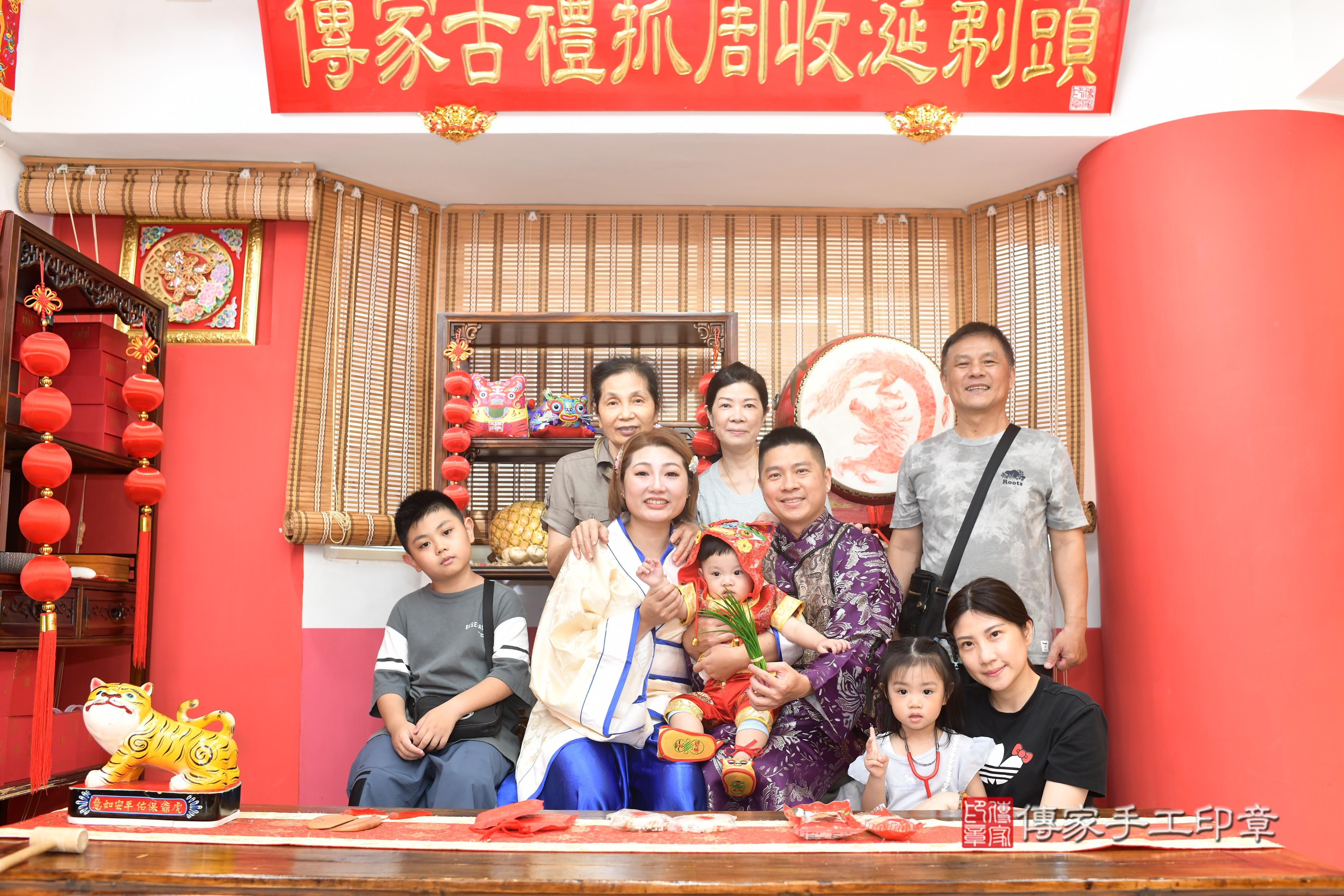 傳家手工印章高雄店、抓周、度脺、中國風會場、傳家嬰兒古禮、吉祥話、抓周道具物品24種、拍照。抓周證書。寶寶抓周、滿周歲、生日快樂、祝福