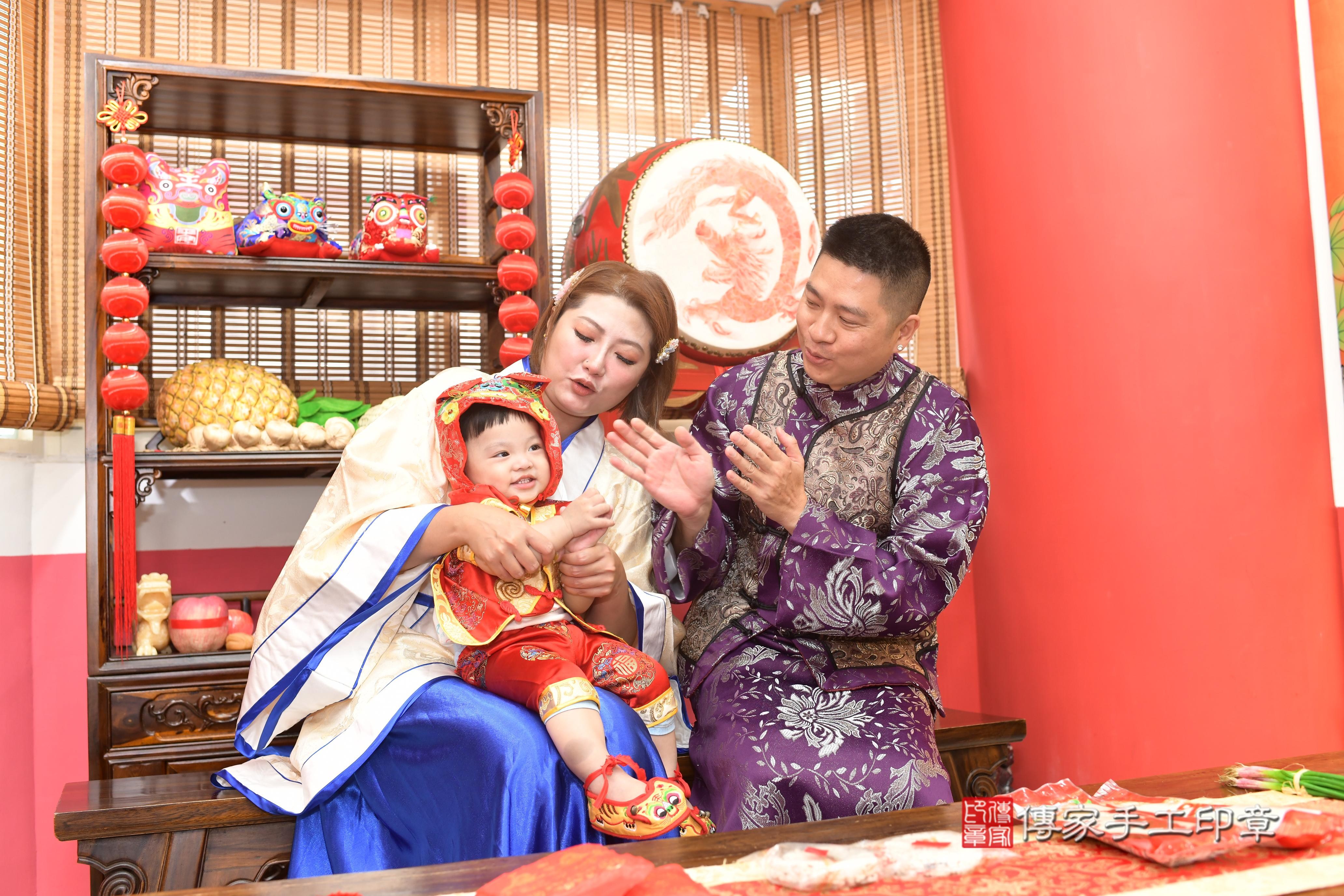 傳家手工印章高雄店、抓周、度脺、中國風會場、傳家嬰兒古禮、吉祥話、抓周道具物品24種、拍照。抓周證書。寶寶抓周、滿周歲、生日快樂、祝福