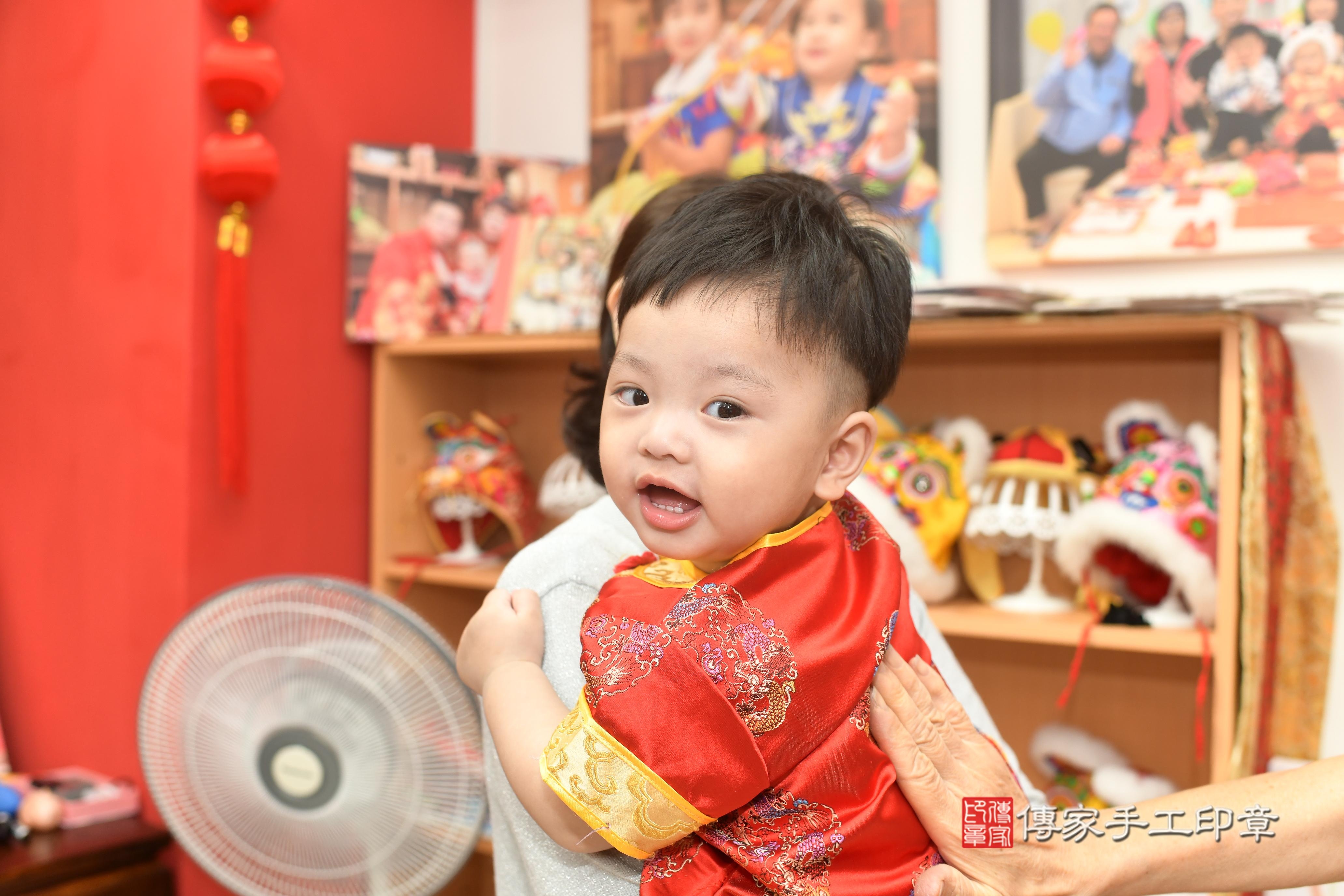 傳家手工印章高雄店、抓周、度脺、中國風會場、傳家嬰兒古禮、吉祥話、抓周道具物品24種、拍照。抓周證書。寶寶抓周、滿周歲、生日快樂、祝福