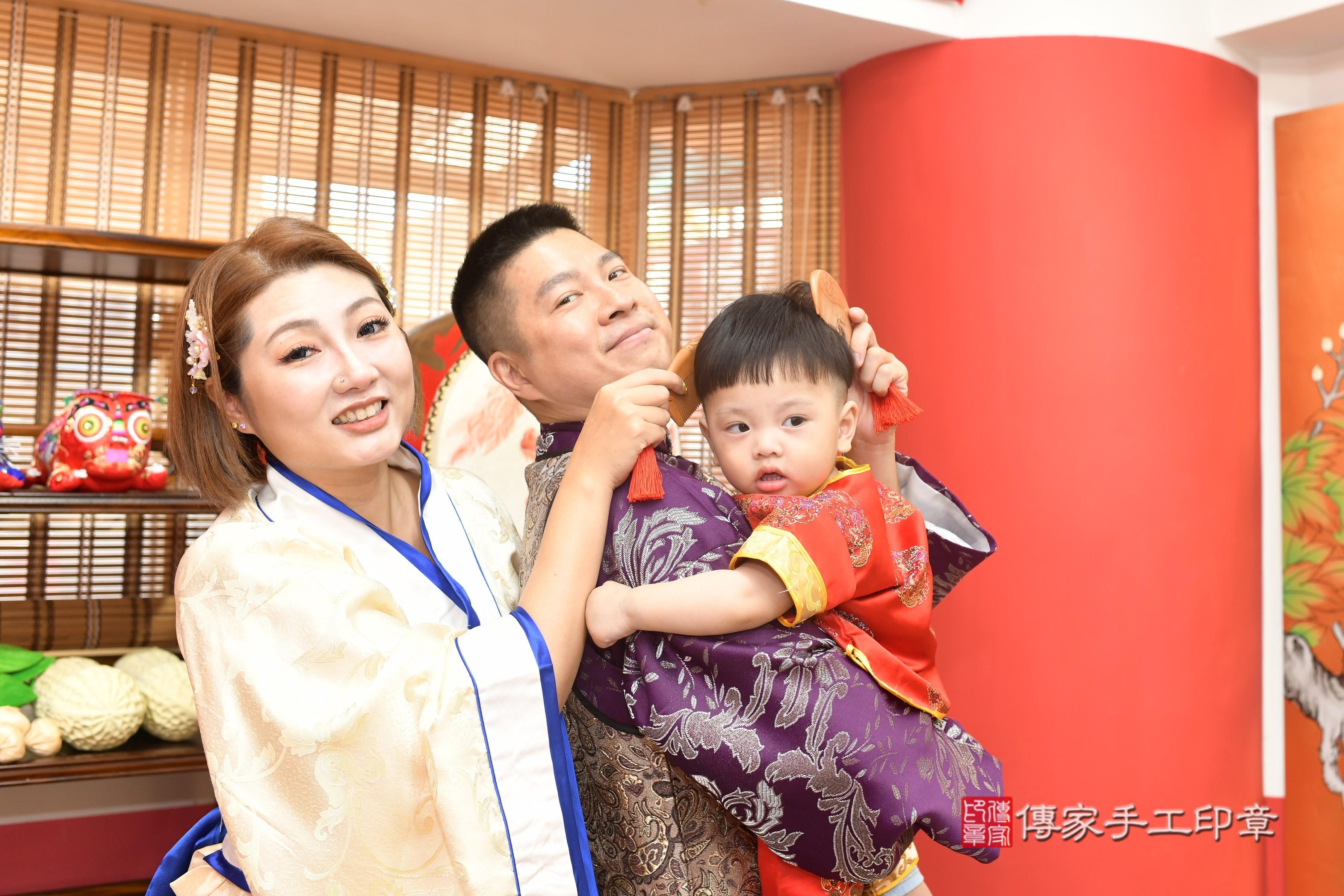 傳家手工印章高雄店、抓周、度脺、中國風會場、傳家嬰兒古禮、吉祥話、抓周道具物品24種、拍照。抓周證書。寶寶抓周、滿周歲、生日快樂、祝福