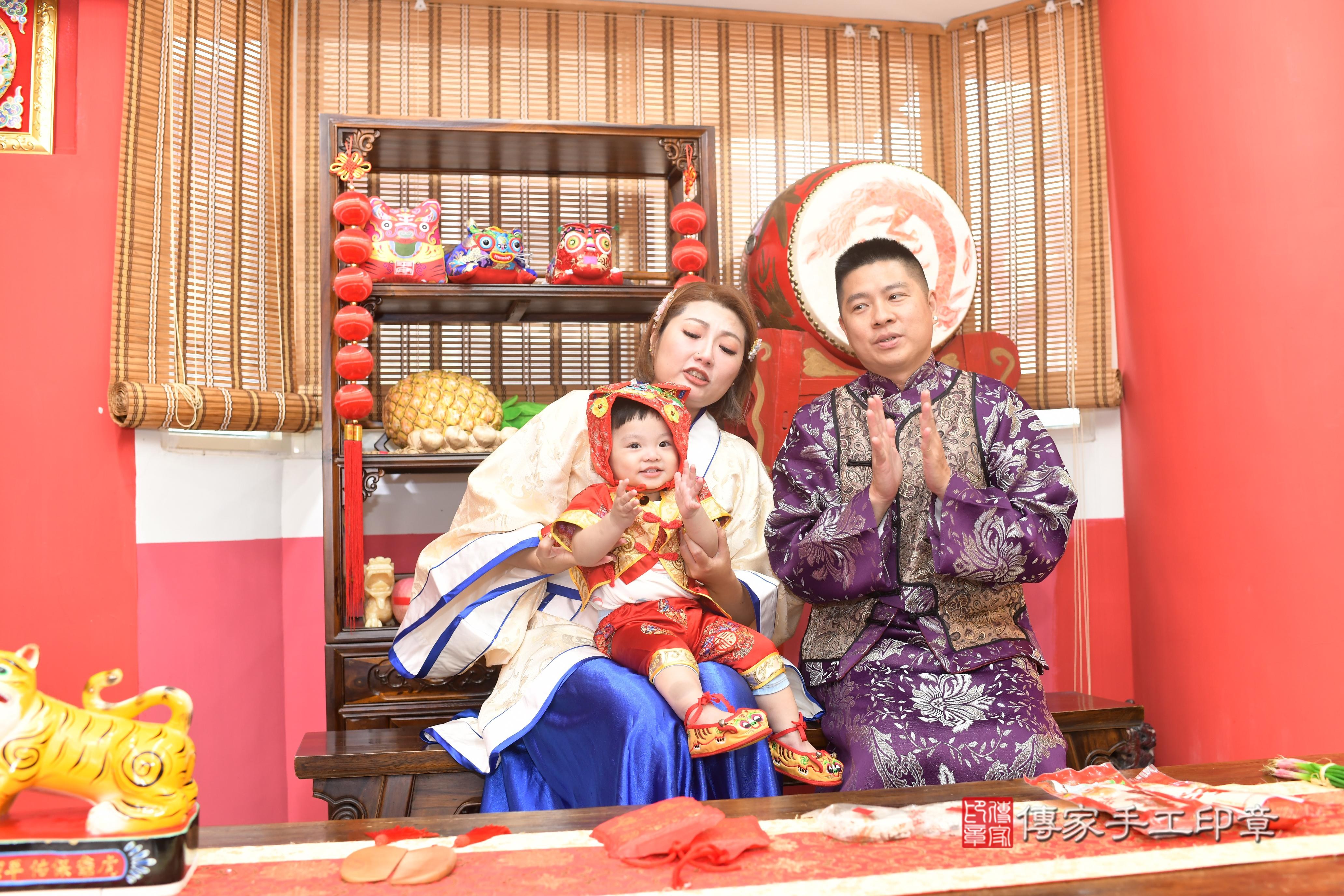 傳家手工印章高雄店、抓周、度脺、中國風會場、傳家嬰兒古禮、吉祥話、抓周道具物品24種、拍照。抓周證書。寶寶抓周、滿周歲、生日快樂、祝福