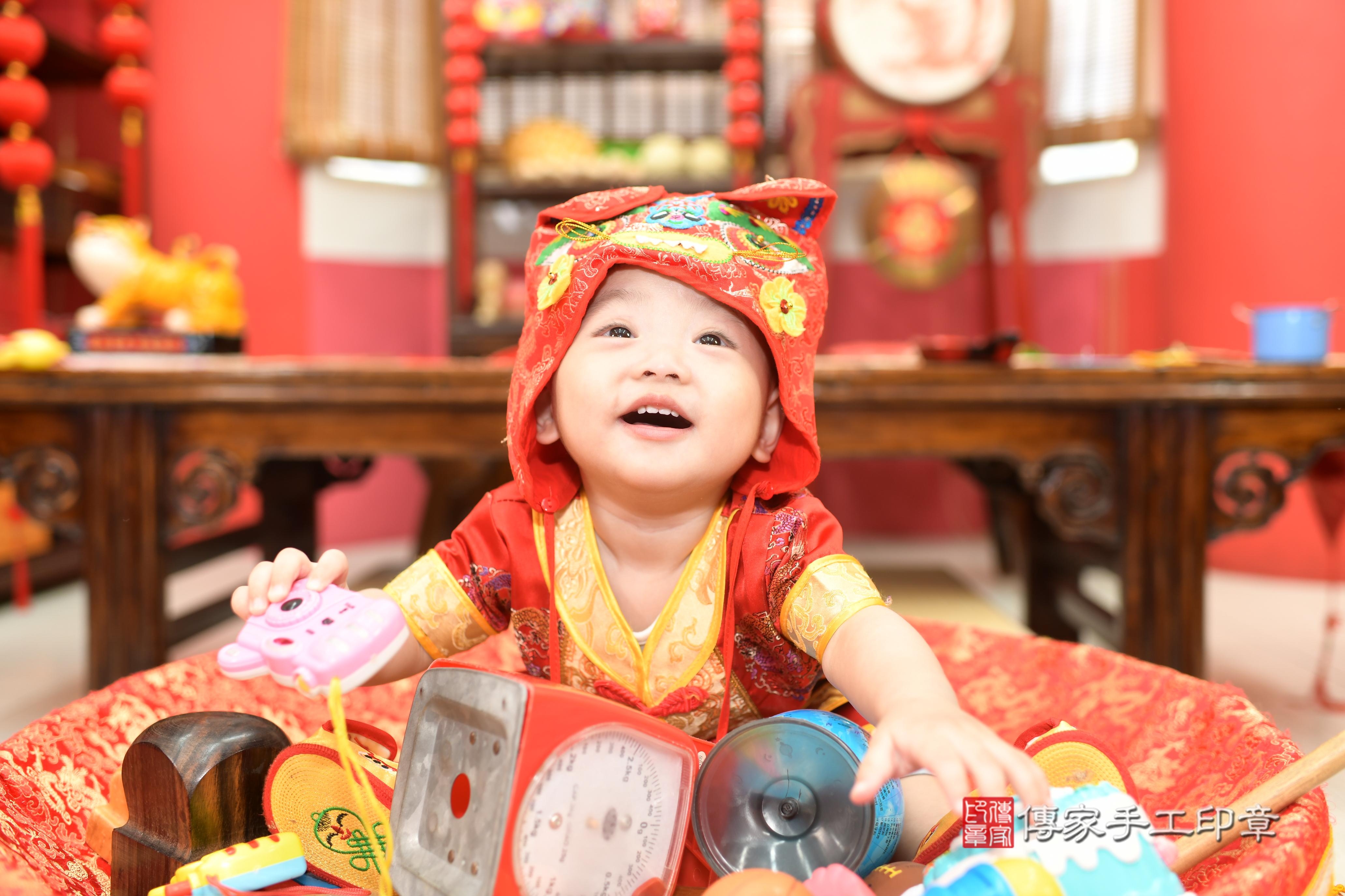 傳家手工印章高雄店、抓周、度脺、中國風會場、傳家嬰兒古禮、吉祥話、抓周道具物品24種、拍照。抓周證書。寶寶抓周、滿周歲、生日快樂、祝福