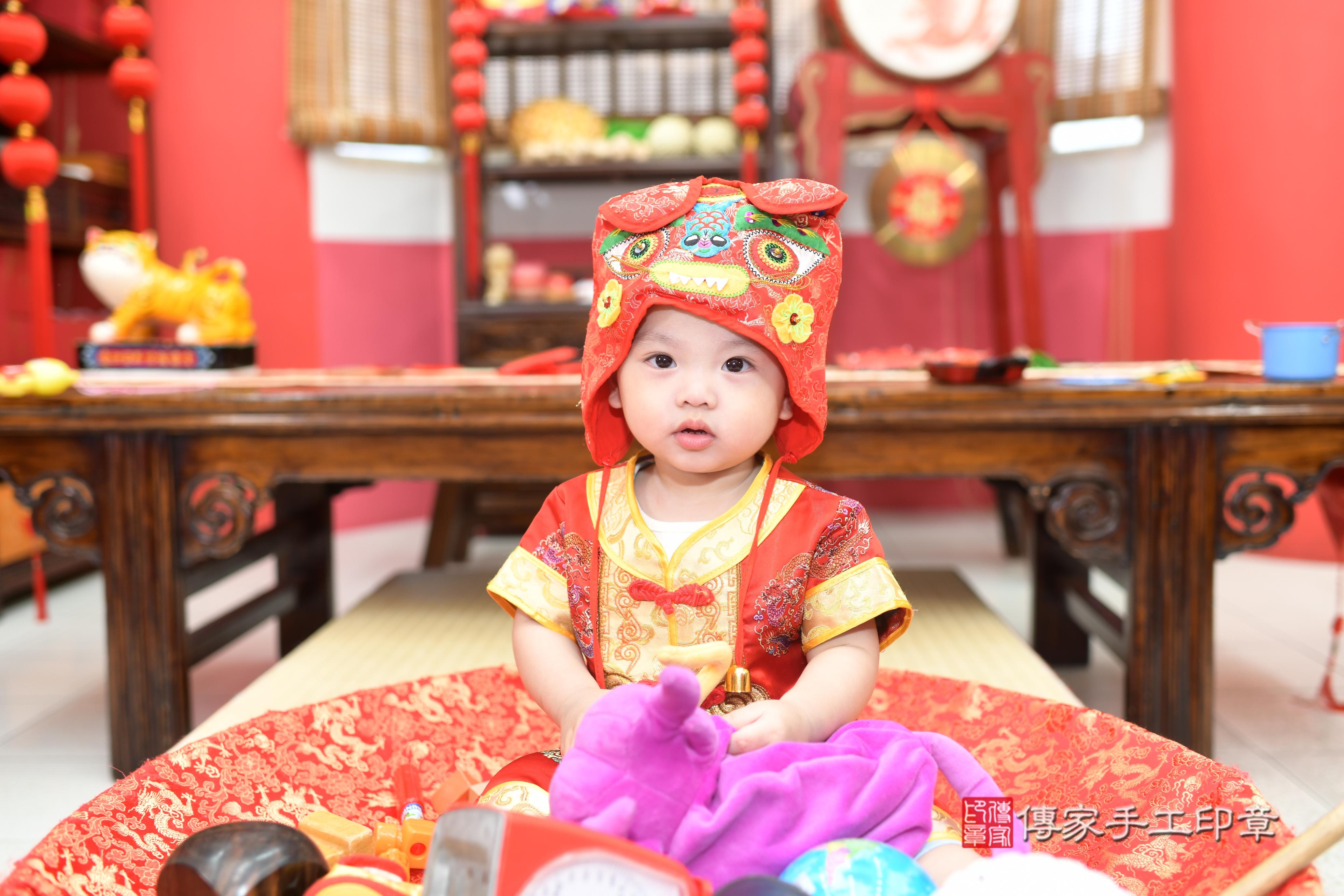 傳家手工印章高雄店、抓周、度脺、中國風會場、傳家嬰兒古禮、吉祥話、抓周道具物品24種、拍照。抓周證書。寶寶抓周、滿周歲、生日快樂、祝福