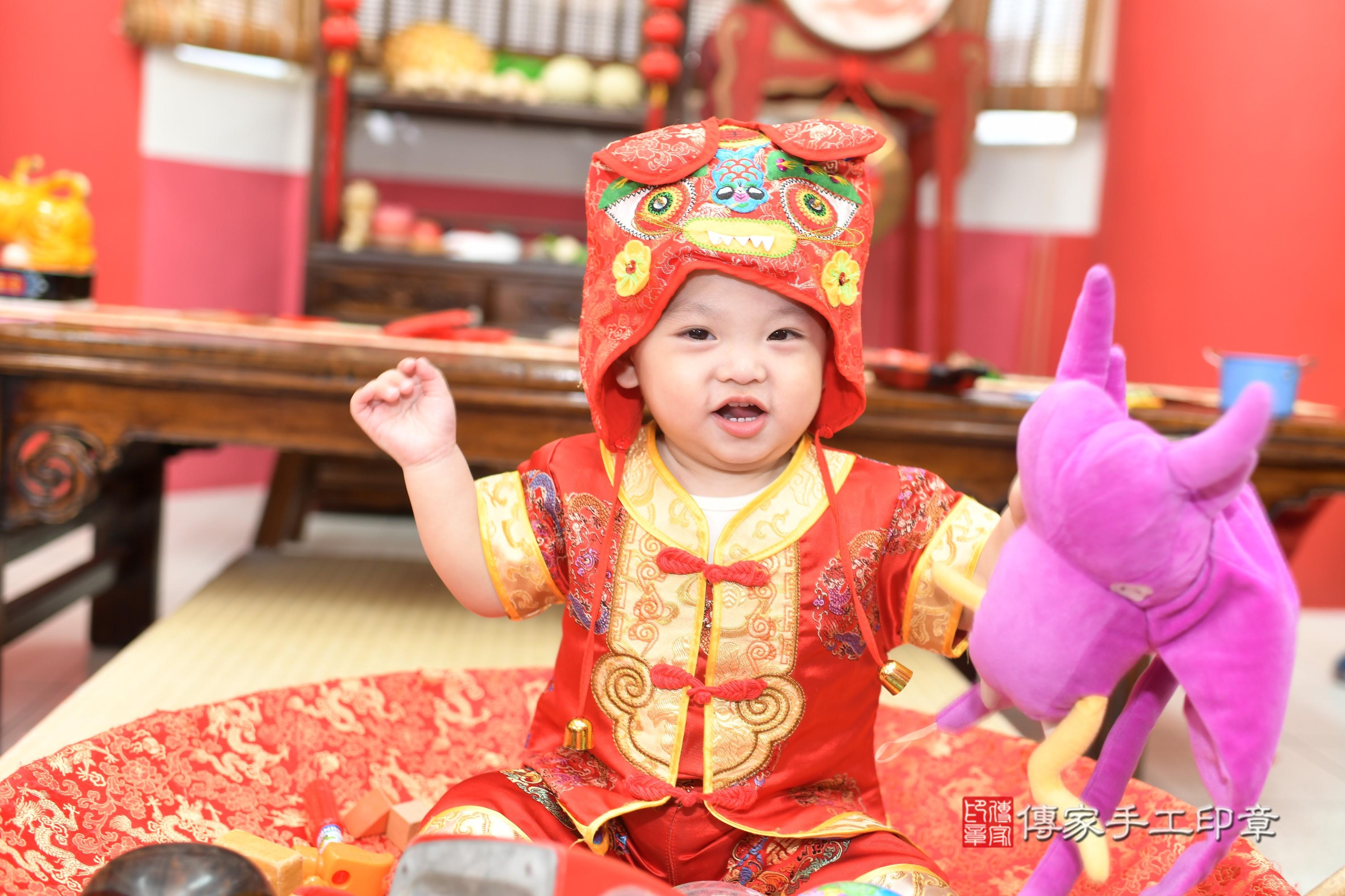 傳家手工印章高雄店、抓周、度脺、中國風會場、傳家嬰兒古禮、吉祥話、抓周道具物品24種、拍照。抓周證書。寶寶抓周、滿周歲、生日快樂、祝福