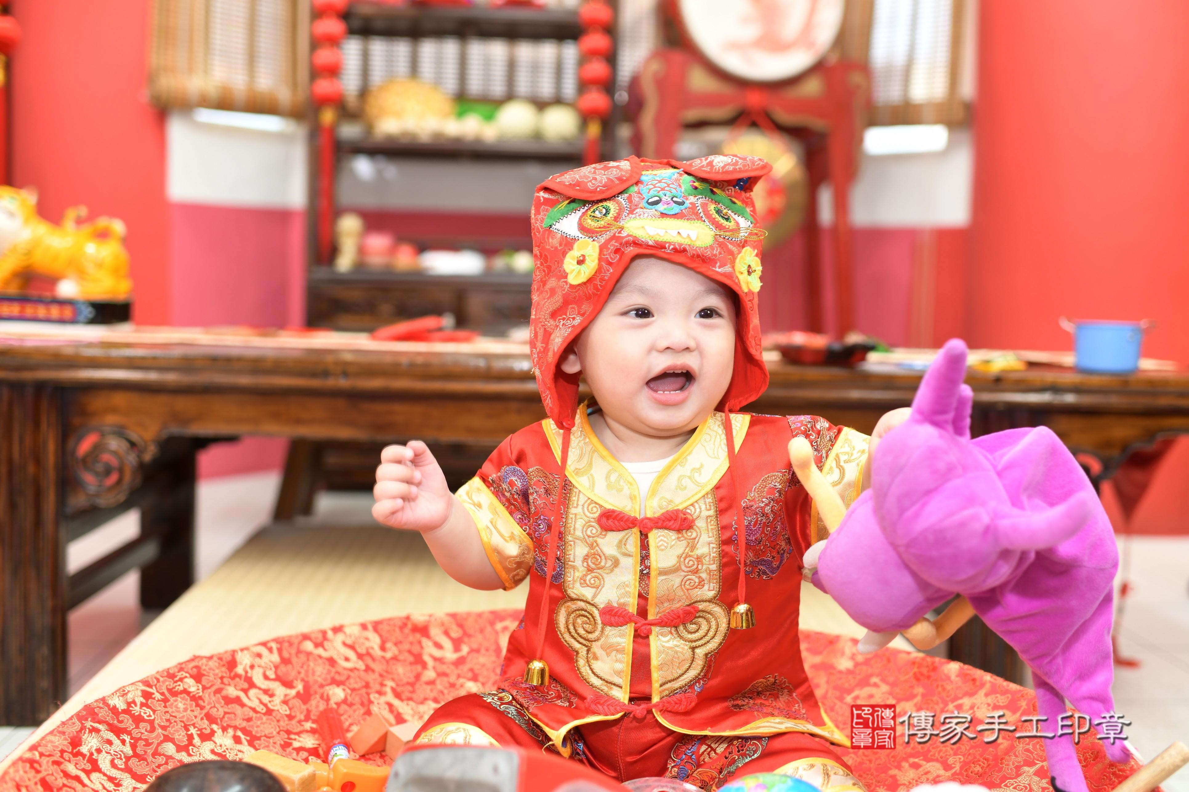 傳家手工印章高雄店、抓周、度脺、中國風會場、傳家嬰兒古禮、吉祥話、抓周道具物品24種、拍照。抓周證書。寶寶抓周、滿周歲、生日快樂、祝福