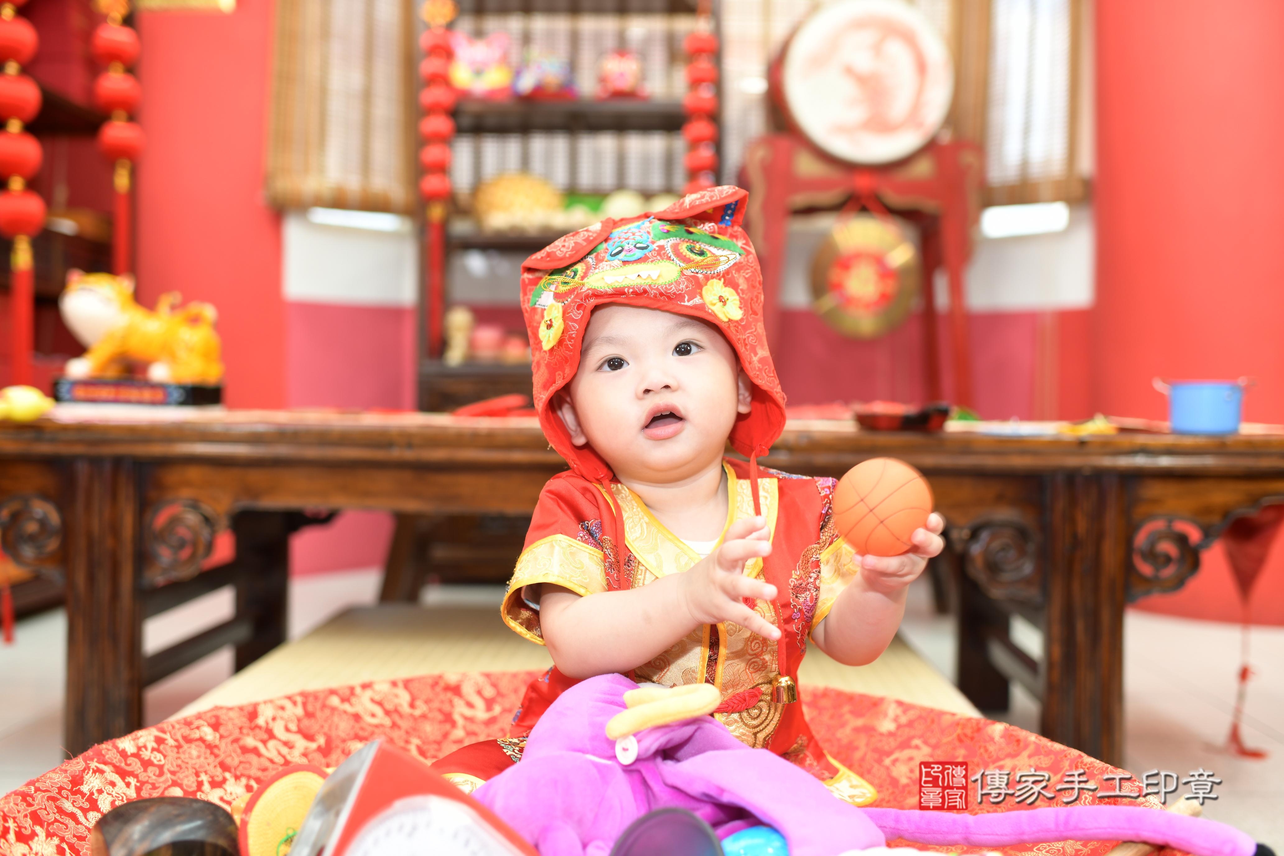 傳家手工印章高雄店、抓周、度脺、中國風會場、傳家嬰兒古禮、吉祥話、抓周道具物品24種、拍照。抓周證書。寶寶抓周、滿周歲、生日快樂、祝福