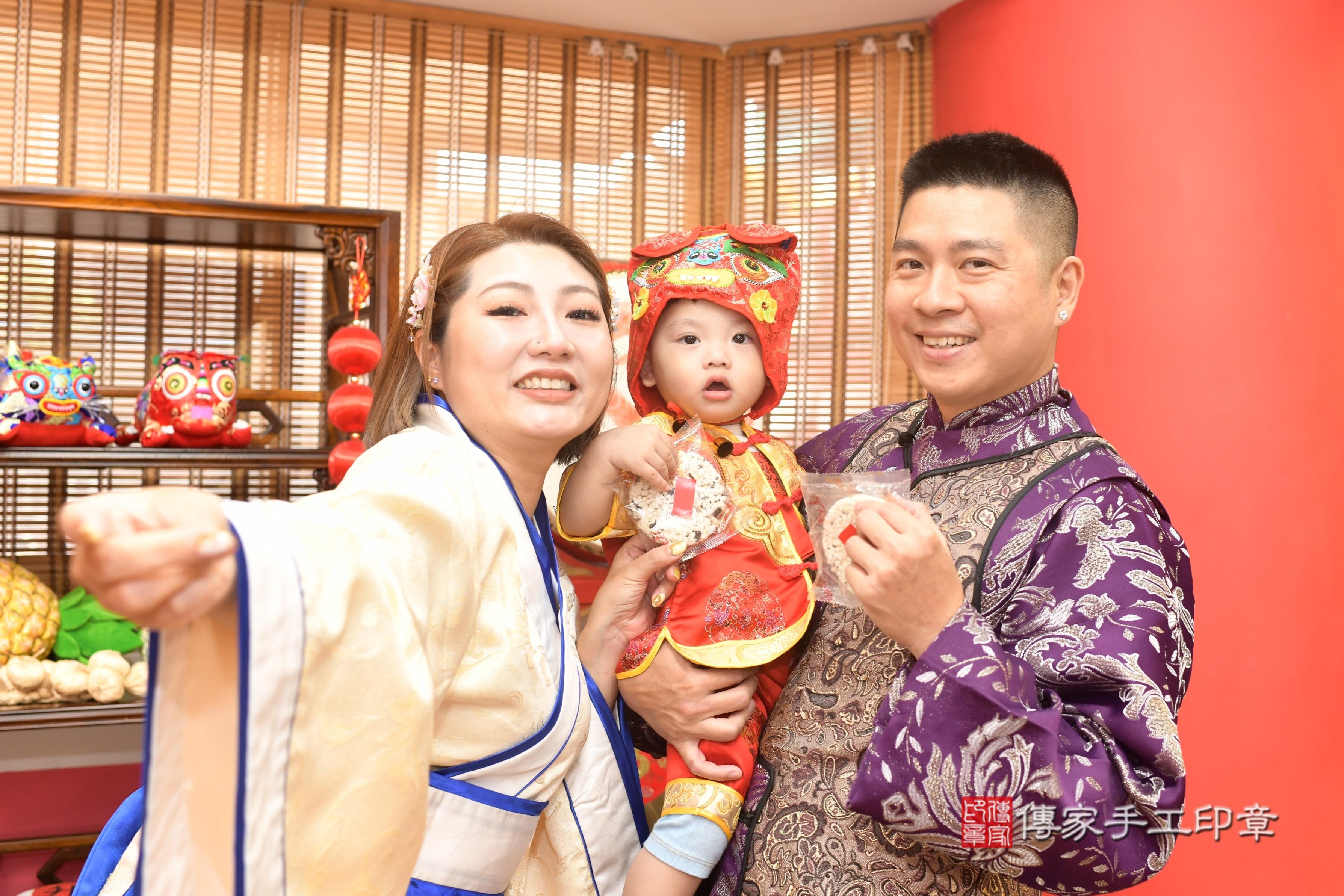 傳家手工印章高雄店、抓周、度脺、中國風會場、傳家嬰兒古禮、吉祥話、抓周道具物品24種、拍照。抓周證書。寶寶抓周、滿周歲、生日快樂、祝福