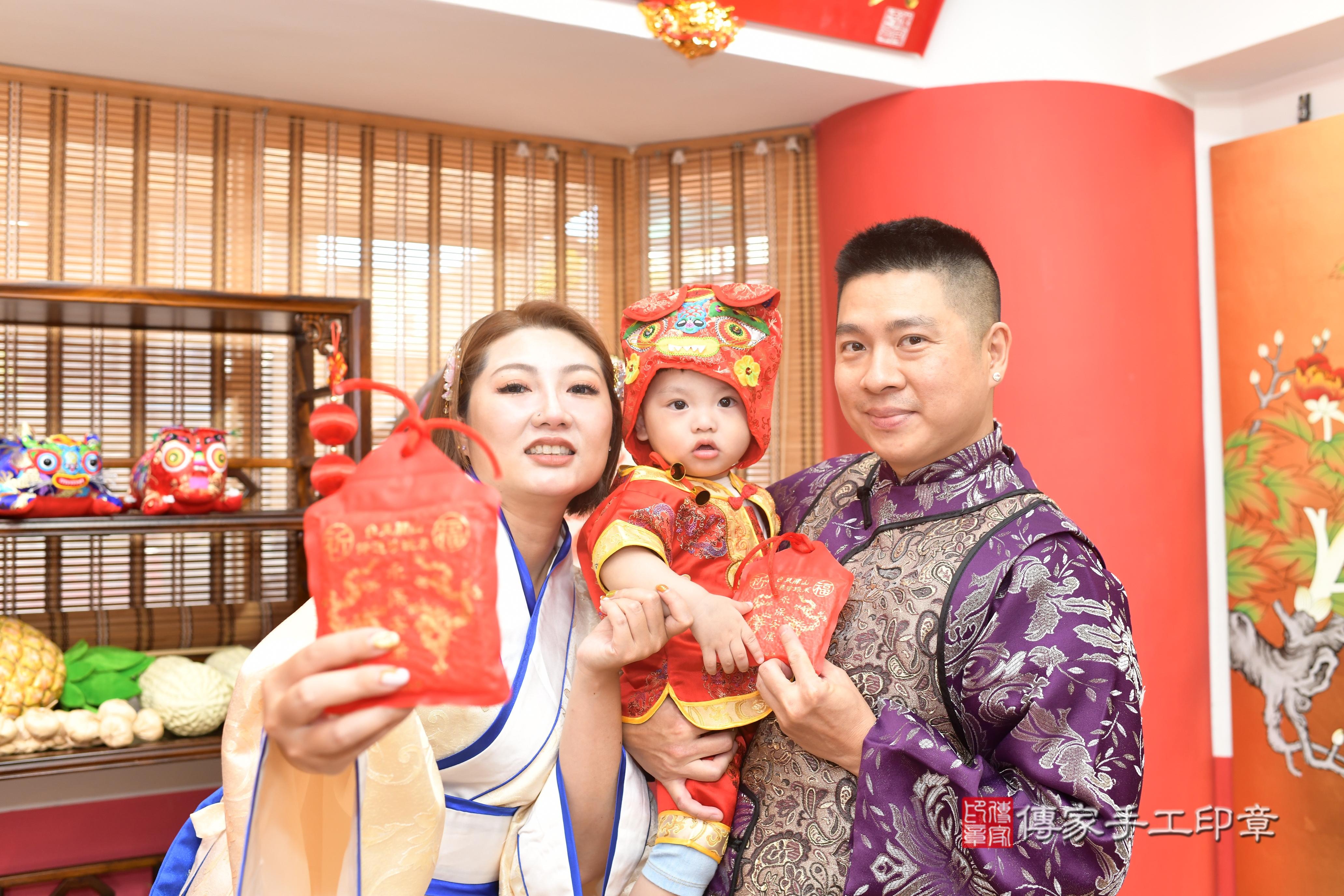 傳家手工印章高雄店、抓周、度脺、中國風會場、傳家嬰兒古禮、吉祥話、抓周道具物品24種、拍照。抓周證書。寶寶抓周、滿周歲、生日快樂、祝福