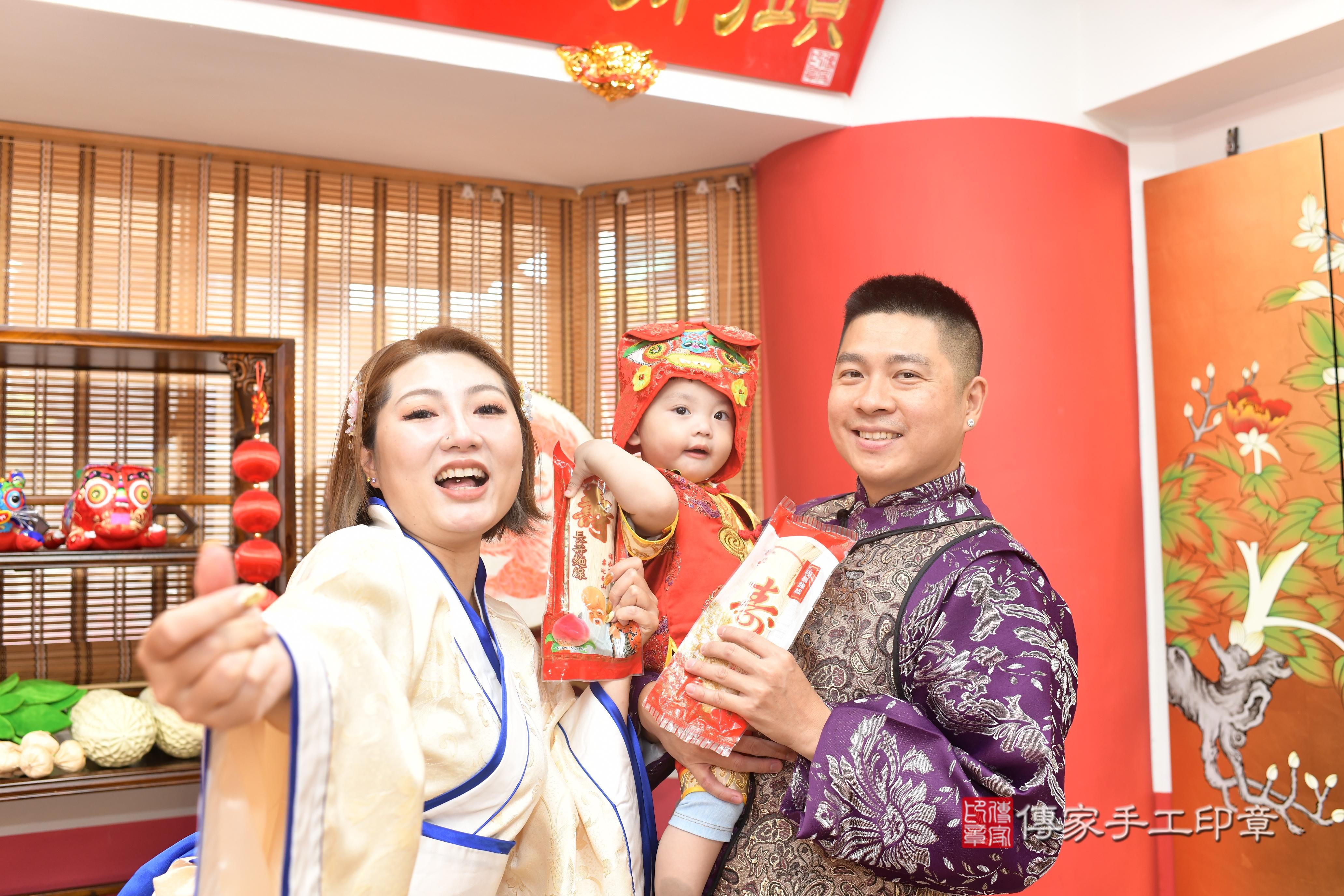 傳家手工印章高雄店、抓周、度脺、中國風會場、傳家嬰兒古禮、吉祥話、抓周道具物品24種、拍照。抓周證書。寶寶抓周、滿周歲、生日快樂、祝福