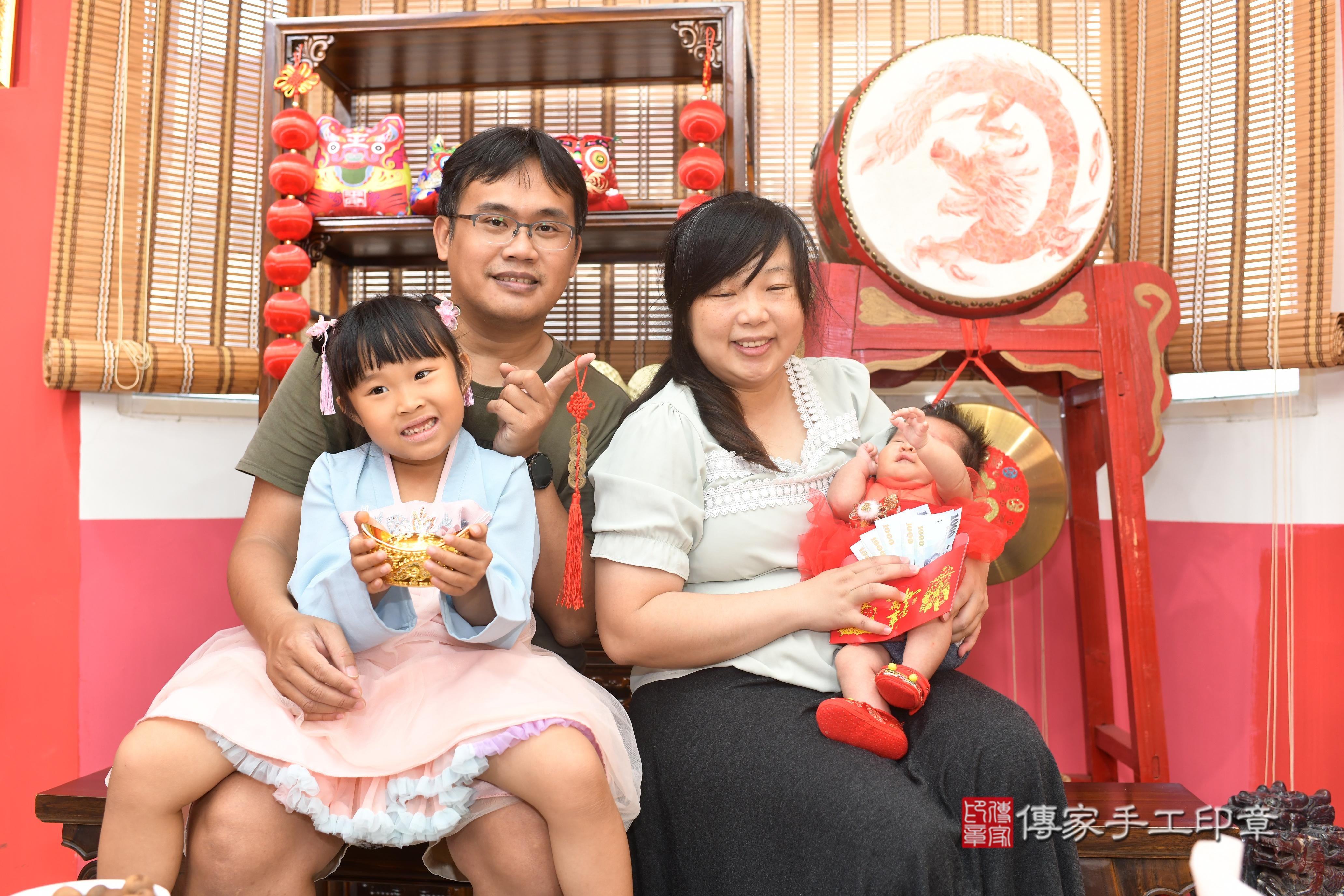 傳家手工印章高雄店、抓周、度脺、中國風會場、傳家嬰兒古禮、吉祥話、抓周道具物品24種、拍照。抓周證書。寶寶抓周、滿周歲、生日快樂、祝福