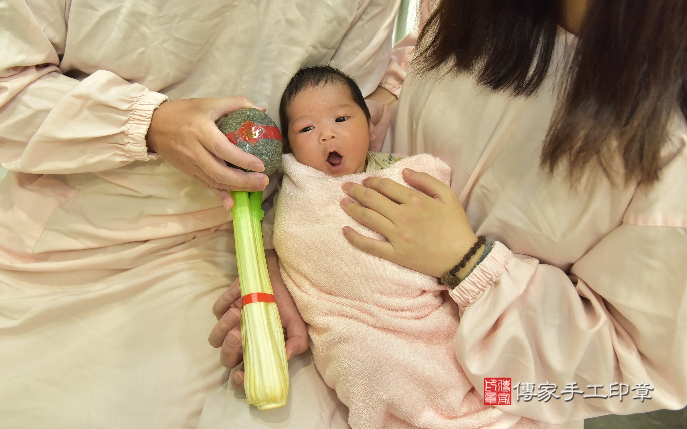 瑄瑄寶寶(台北市中正區到府嬰兒瑄瑄寶寶滿月剃頭理髮、到府嬰兒剃胎毛儀式吉祥話)。到府剃頭剃胎毛主持、專業拍照、證書。★購買「臍帶章、肚臍章、胎毛筆刷印章」贈送：剃頭、收涎、抓周，三選一。2025.5.3，照片10