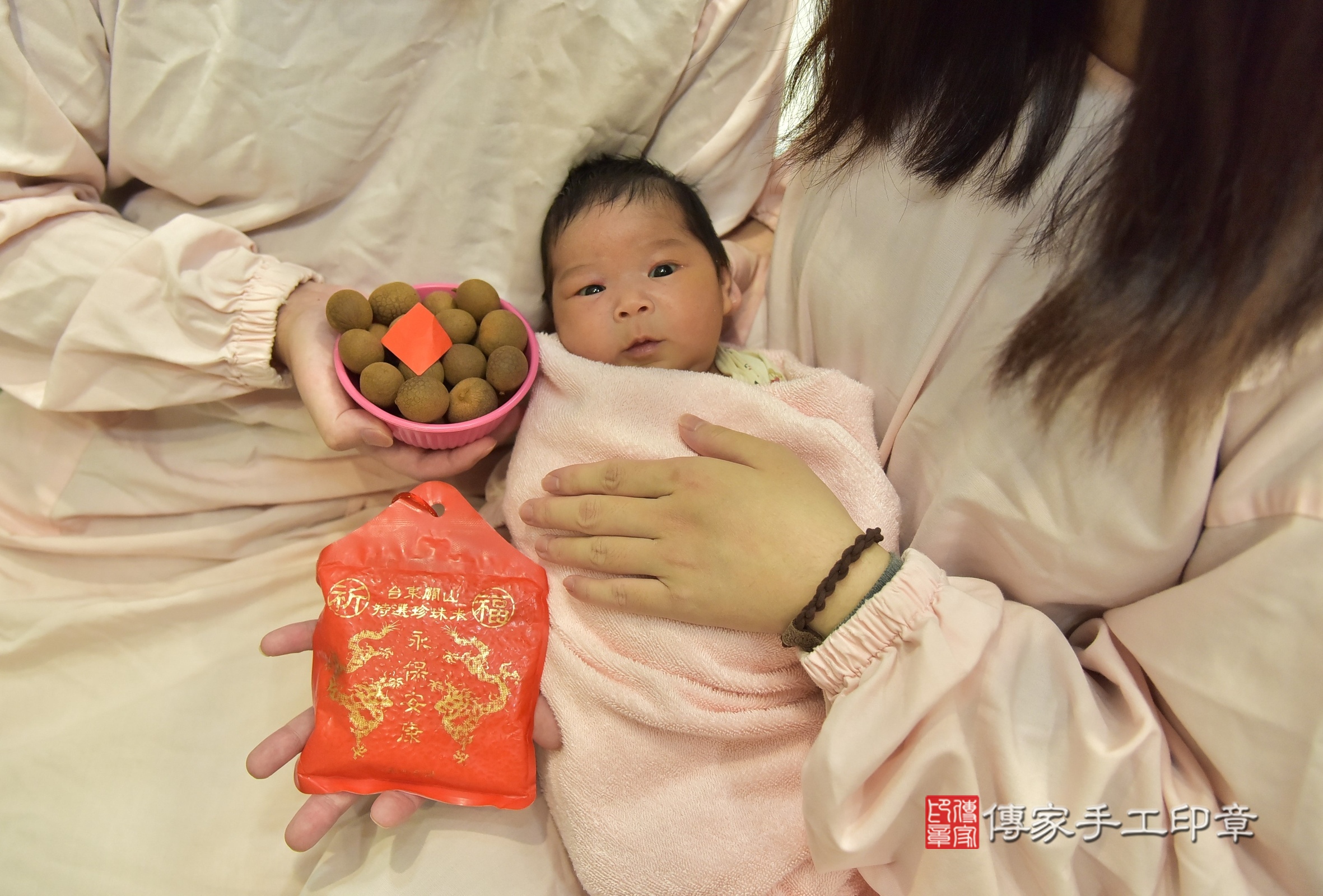 瑄瑄寶寶(台北市中正區到府嬰兒瑄瑄寶寶滿月剃頭理髮、到府嬰兒剃胎毛儀式吉祥話)。到府剃頭剃胎毛主持、專業拍照、證書。★購買「臍帶章、肚臍章、胎毛筆刷印章」贈送：剃頭、收涎、抓周，三選一。2025.5.3，照片6