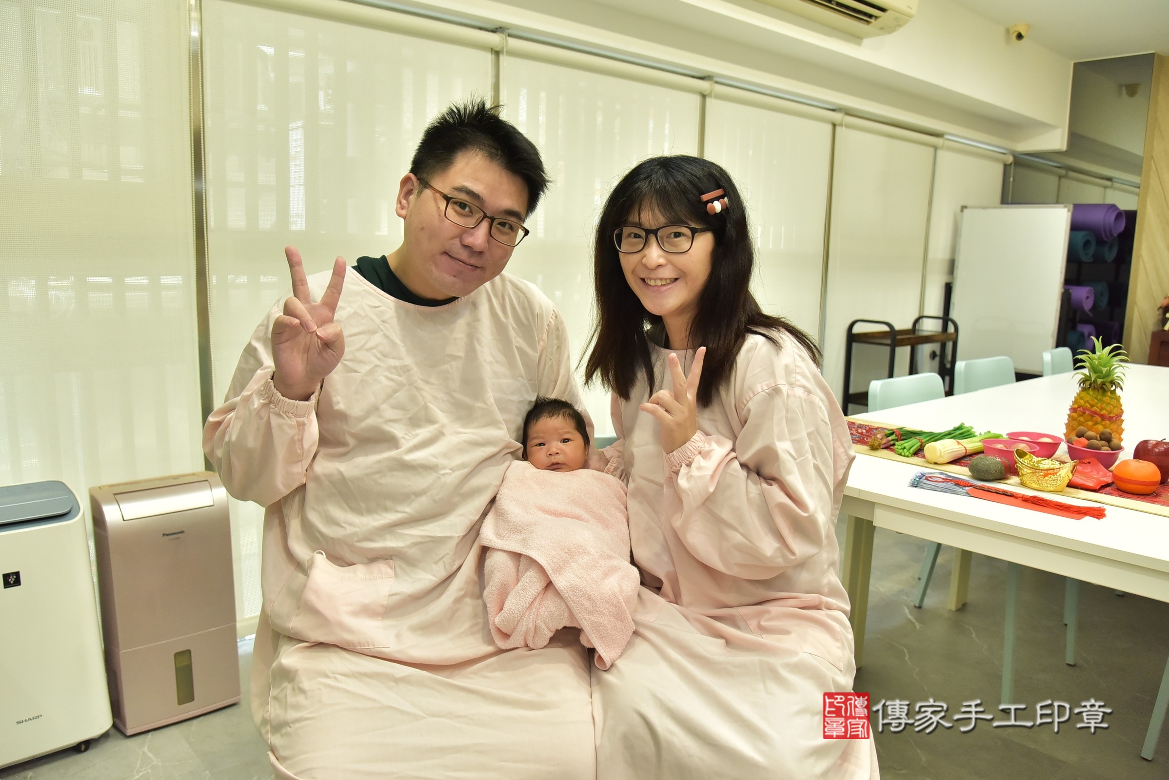 瑄瑄寶寶(台北市中正區到府嬰兒瑄瑄寶寶滿月剃頭理髮、到府嬰兒剃胎毛儀式吉祥話)。到府剃頭剃胎毛主持、專業拍照、證書。★購買「臍帶章、肚臍章、胎毛筆刷印章」贈送：剃頭、收涎、抓周，三選一。2025.5.3，照片1