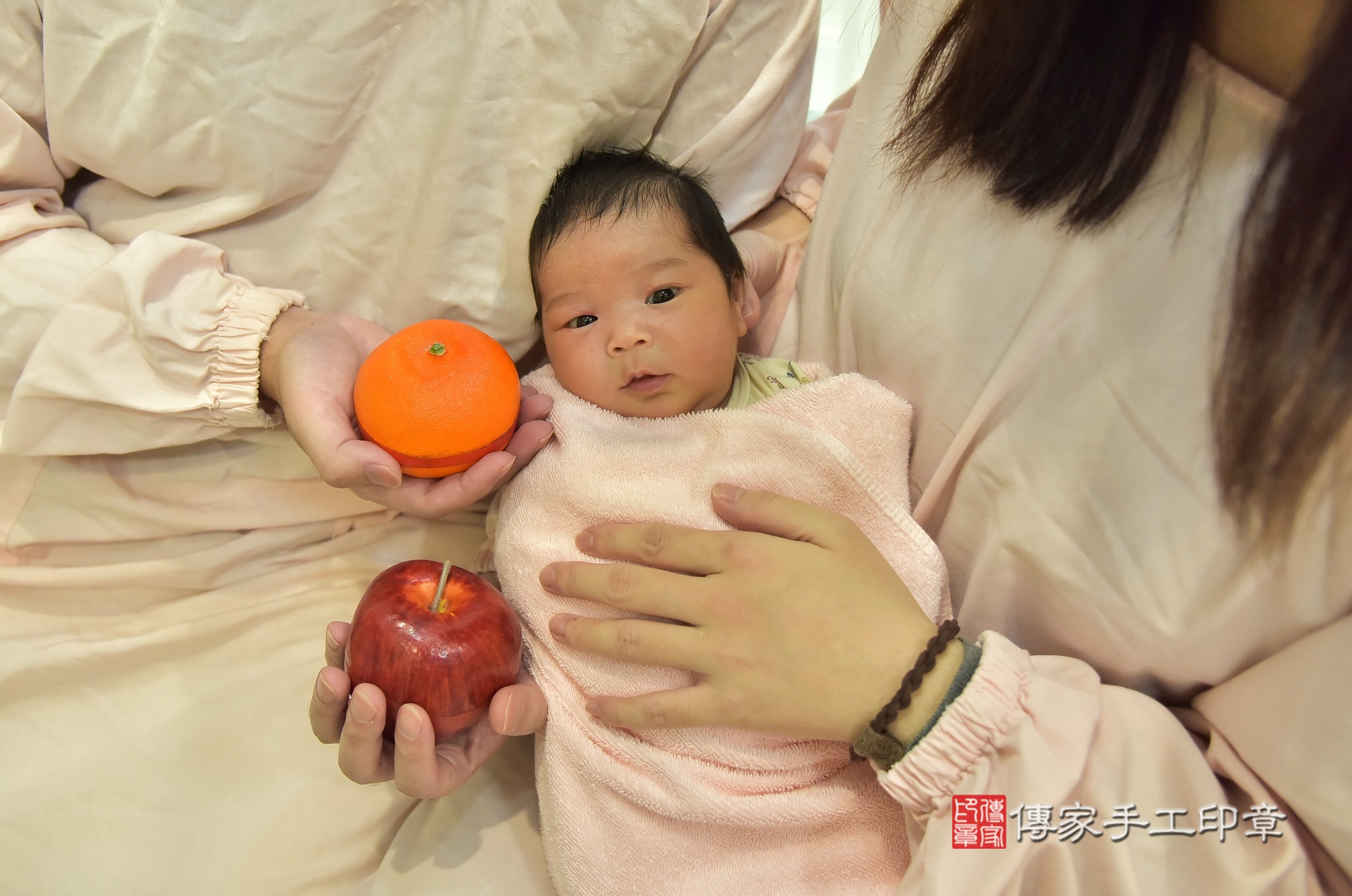 瑄瑄寶寶(台北市中正區到府嬰兒瑄瑄寶寶滿月剃頭理髮、到府嬰兒剃胎毛儀式吉祥話)。到府剃頭剃胎毛主持、專業拍照、證書。★購買「臍帶章、肚臍章、胎毛筆刷印章」贈送：剃頭、收涎、抓周，三選一。2025.5.3，照片8