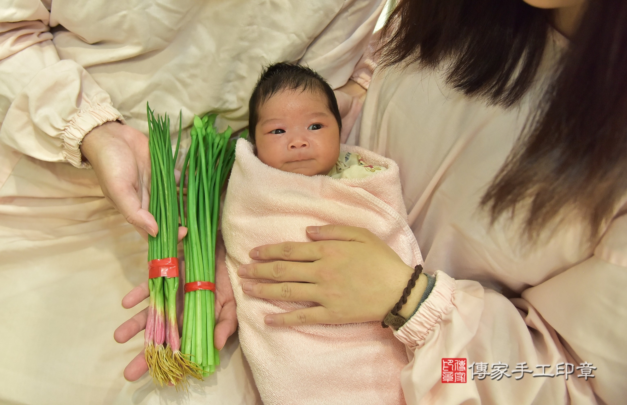 瑄瑄寶寶(台北市中正區到府嬰兒瑄瑄寶寶滿月剃頭理髮、到府嬰兒剃胎毛儀式吉祥話)。到府剃頭剃胎毛主持、專業拍照、證書。★購買「臍帶章、肚臍章、胎毛筆刷印章」贈送：剃頭、收涎、抓周，三選一。2025.5.3，照片12