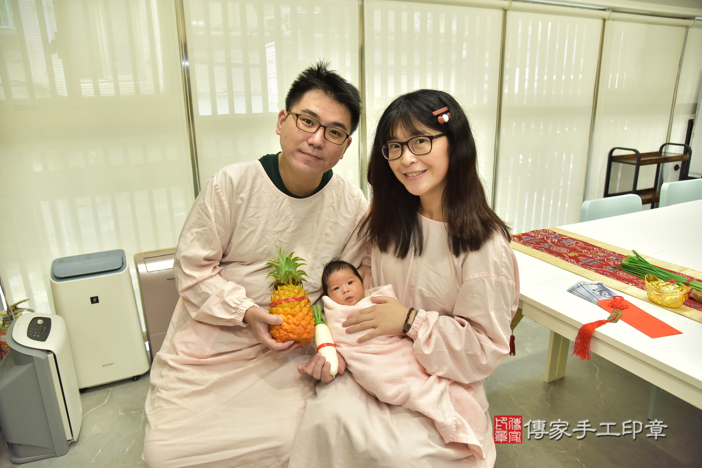 瑄瑄寶寶(台北市中正區到府嬰兒瑄瑄寶寶滿月剃頭理髮、到府嬰兒剃胎毛儀式吉祥話)。到府剃頭剃胎毛主持、專業拍照、證書。★購買「臍帶章、肚臍章、胎毛筆刷印章」贈送：剃頭、收涎、抓周，三選一。2025.5.3，照片15