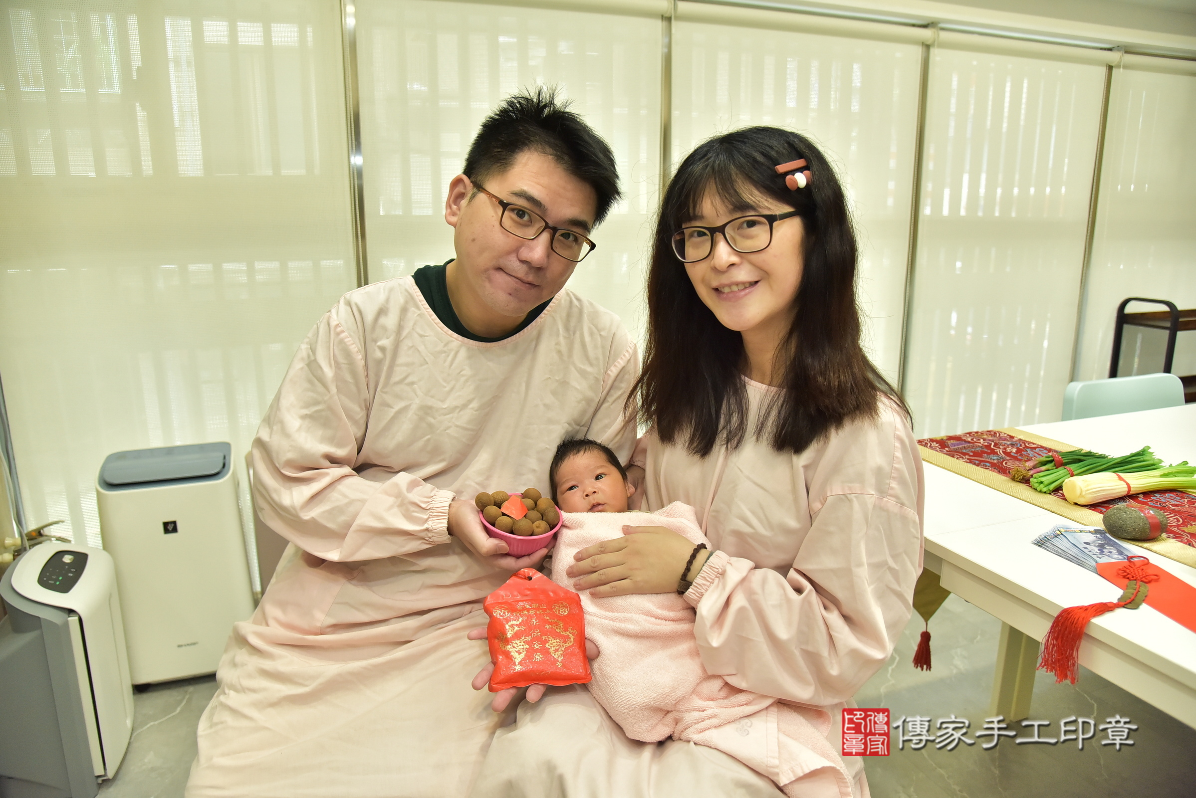 瑄瑄寶寶(台北市中正區到府嬰兒瑄瑄寶寶滿月剃頭理髮、到府嬰兒剃胎毛儀式吉祥話)。到府剃頭剃胎毛主持、專業拍照、證書。★購買「臍帶章、肚臍章、胎毛筆刷印章」贈送：剃頭、收涎、抓周，三選一。2025.5.3，照片7