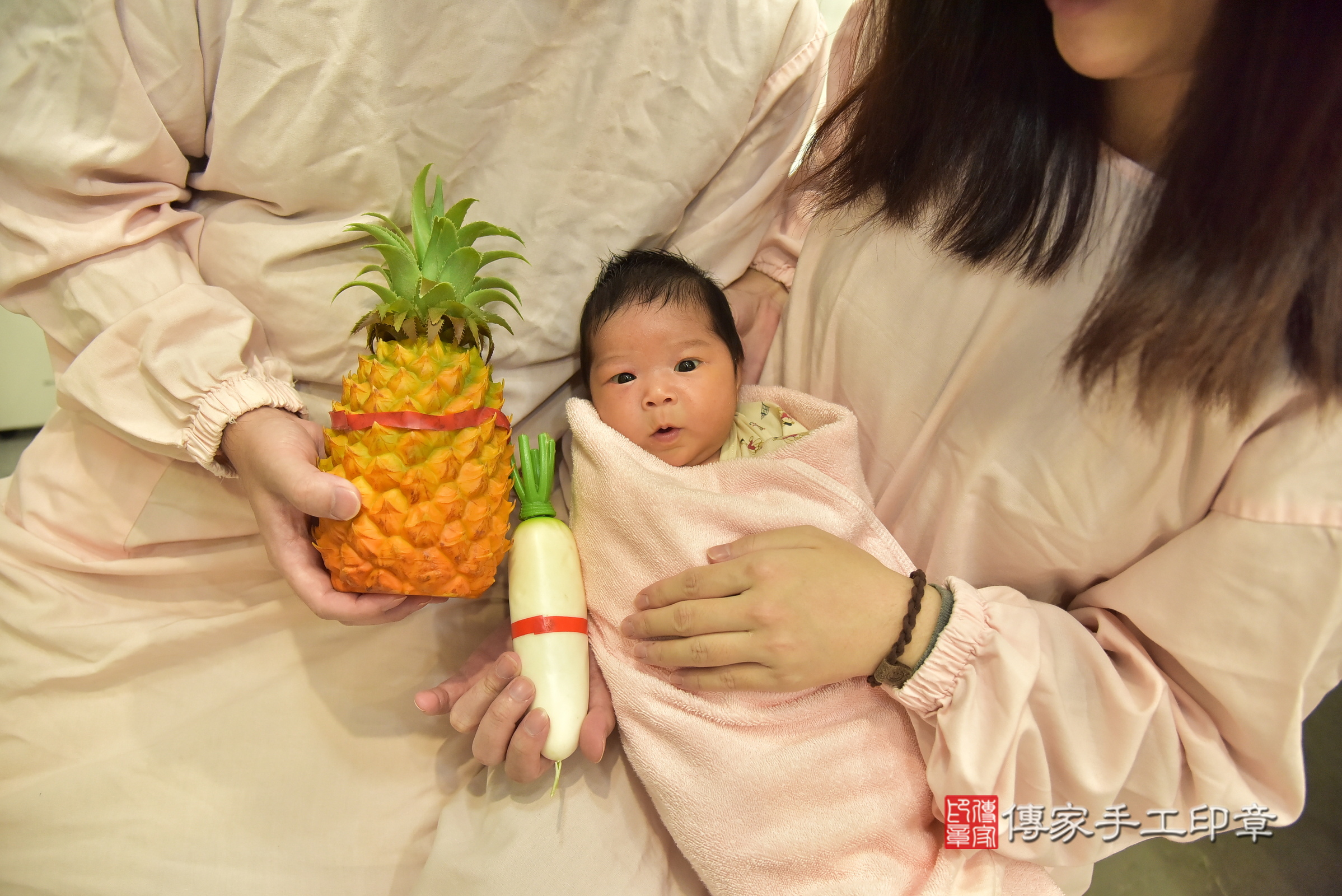 瑄瑄寶寶(台北市中正區到府嬰兒瑄瑄寶寶滿月剃頭理髮、到府嬰兒剃胎毛儀式吉祥話)。到府剃頭剃胎毛主持、專業拍照、證書。★購買「臍帶章、肚臍章、胎毛筆刷印章」贈送：剃頭、收涎、抓周，三選一。2025.5.3，照片14
