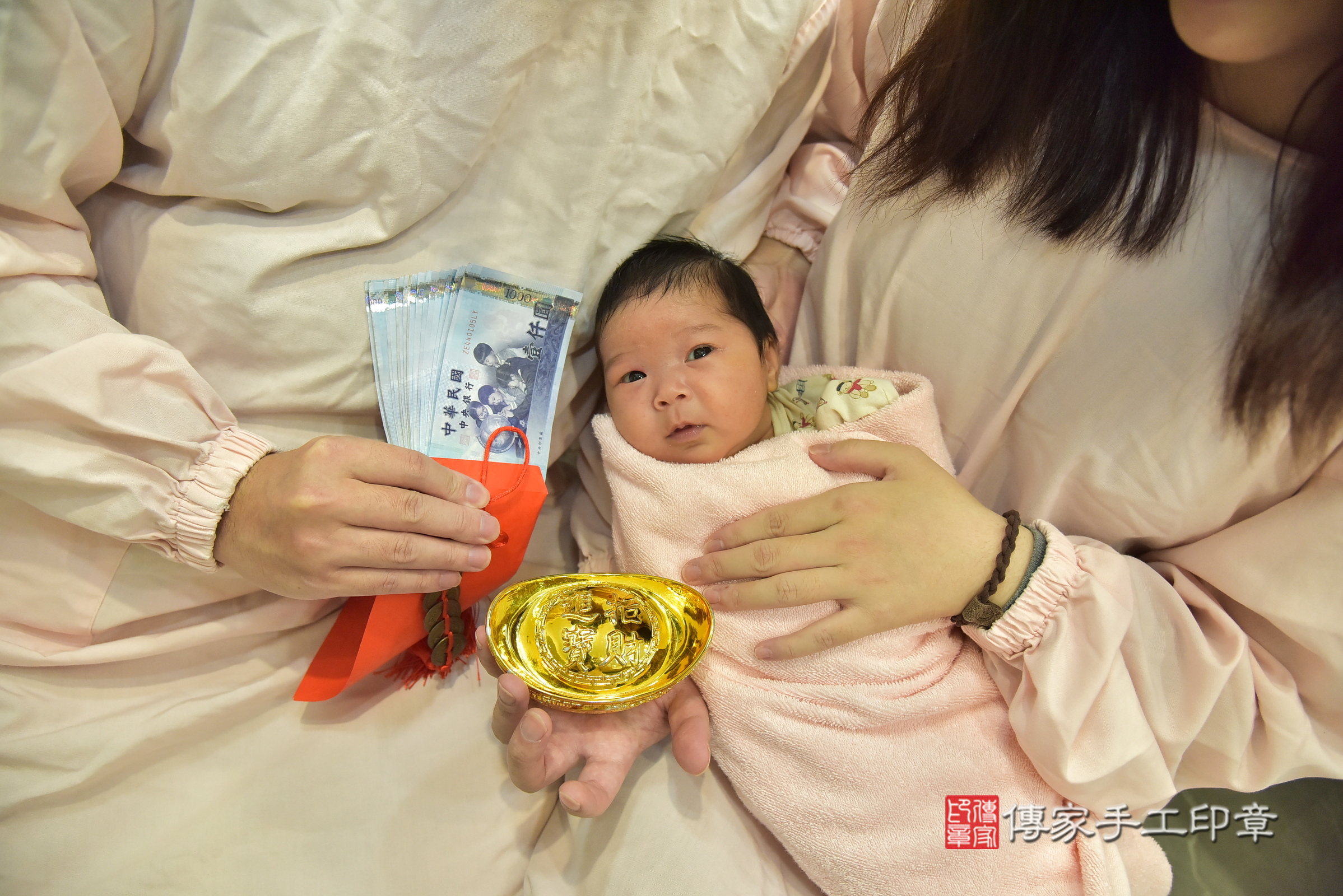 瑄瑄寶寶(台北市中正區到府嬰兒瑄瑄寶寶滿月剃頭理髮、到府嬰兒剃胎毛儀式吉祥話)。到府剃頭剃胎毛主持、專業拍照、證書。★購買「臍帶章、肚臍章、胎毛筆刷印章」贈送：剃頭、收涎、抓周，三選一。2025.5.3，照片16