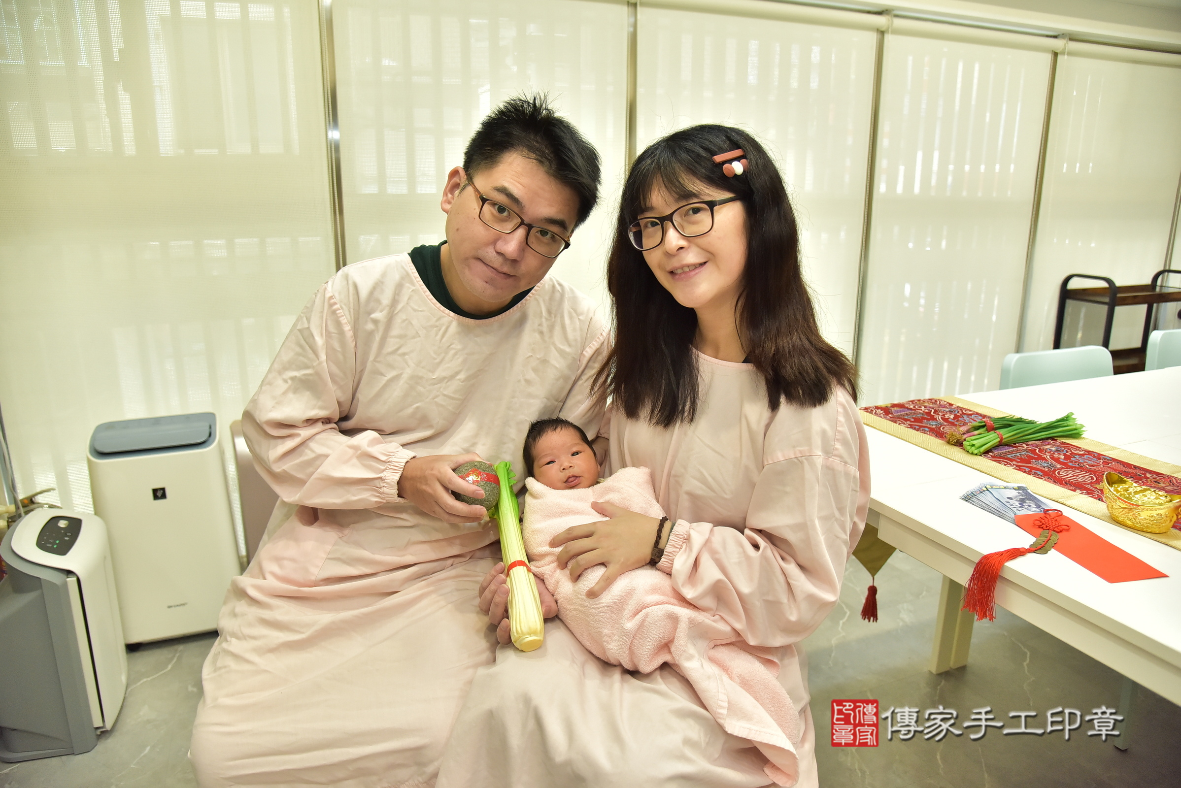 瑄瑄寶寶(台北市中正區到府嬰兒瑄瑄寶寶滿月剃頭理髮、到府嬰兒剃胎毛儀式吉祥話)。到府剃頭剃胎毛主持、專業拍照、證書。★購買「臍帶章、肚臍章、胎毛筆刷印章」贈送：剃頭、收涎、抓周，三選一。2025.5.3，照片11