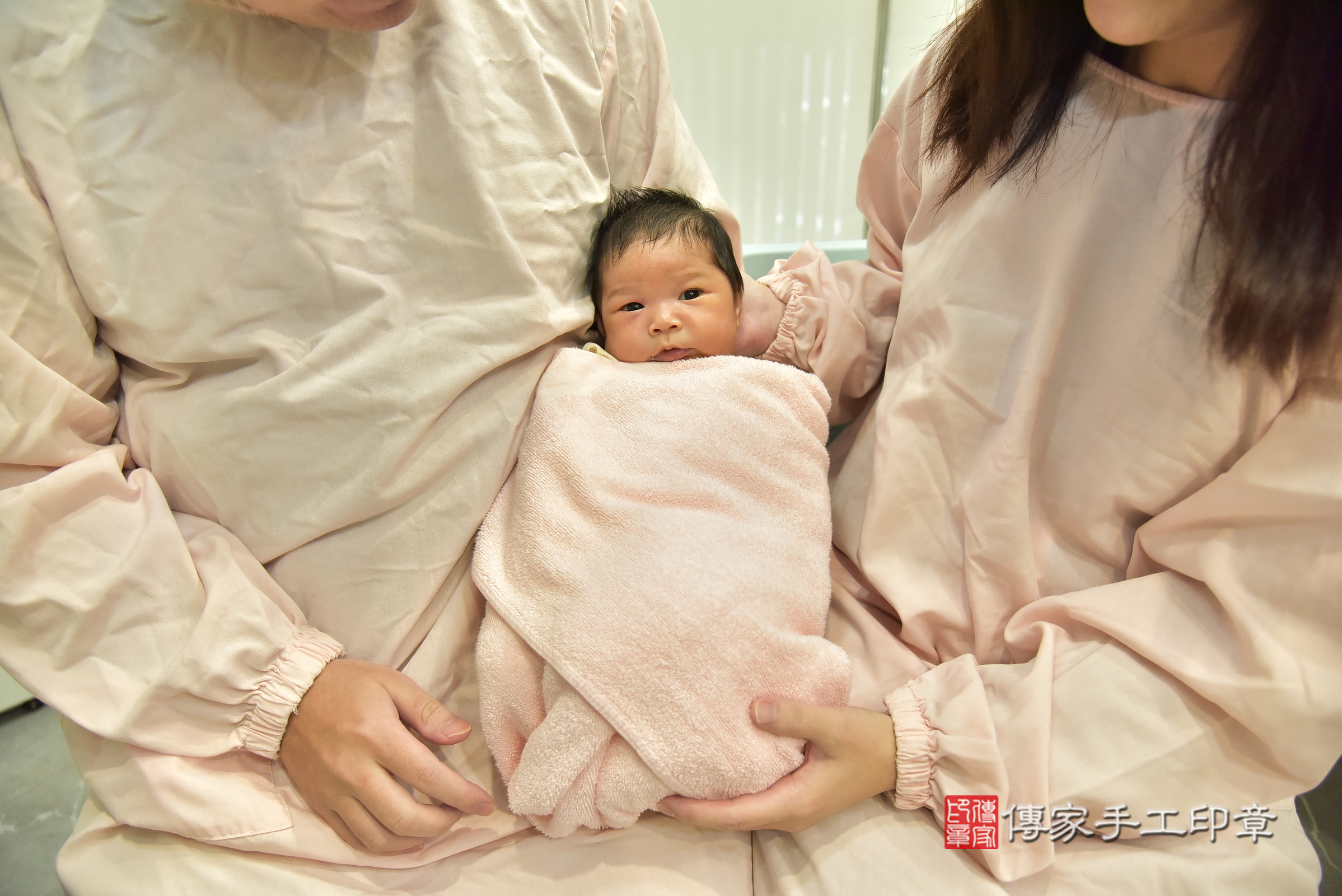 瑄瑄寶寶(台北市中正區到府嬰兒瑄瑄寶寶滿月剃頭理髮、到府嬰兒剃胎毛儀式吉祥話)。到府剃頭剃胎毛主持、專業拍照、證書。★購買「臍帶章、肚臍章、胎毛筆刷印章」贈送：剃頭、收涎、抓周，三選一。2025.5.3，照片2