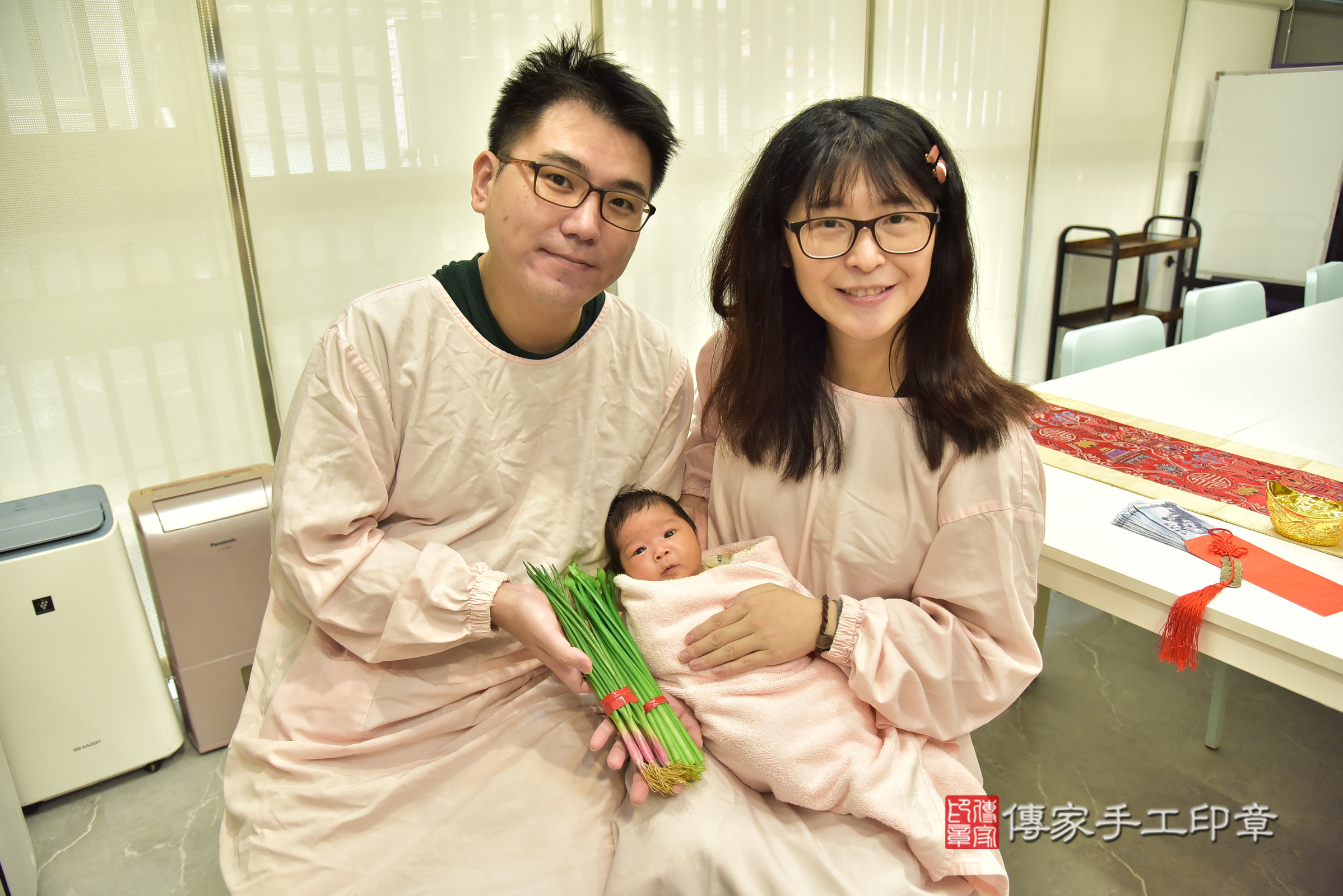 瑄瑄寶寶(台北市中正區到府嬰兒瑄瑄寶寶滿月剃頭理髮、到府嬰兒剃胎毛儀式吉祥話)。到府剃頭剃胎毛主持、專業拍照、證書。★購買「臍帶章、肚臍章、胎毛筆刷印章」贈送：剃頭、收涎、抓周，三選一。2025.5.3，照片13