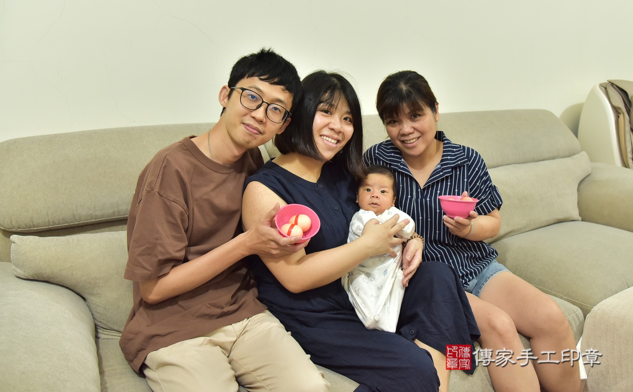 小軒寶寶(新北市新店區到府嬰兒小軒寶寶滿月剃頭理髮、到府嬰兒剃胎毛儀式吉祥話)。到府剃頭剃胎毛主持、專業拍照、證書。★購買「臍帶章、肚臍章、胎毛筆刷印章」贈送：剃頭、收涎、抓周，三選一。2025.5.5，照片5