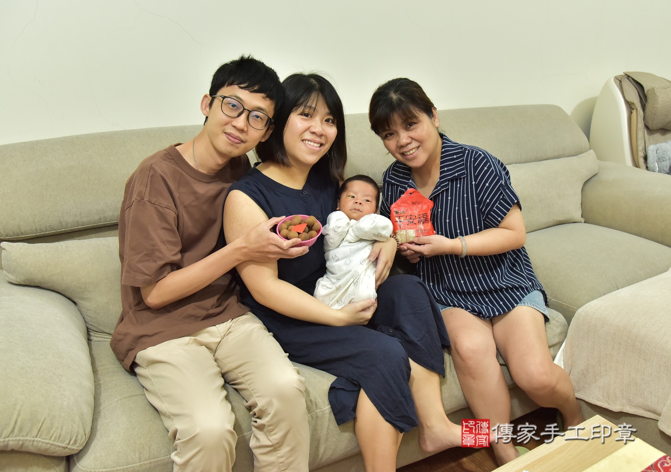 小軒寶寶(新北市新店區到府嬰兒小軒寶寶滿月剃頭理髮、到府嬰兒剃胎毛儀式吉祥話)。到府剃頭剃胎毛主持、專業拍照、證書。★購買「臍帶章、肚臍章、胎毛筆刷印章」贈送：剃頭、收涎、抓周，三選一。2025.5.5，照片8