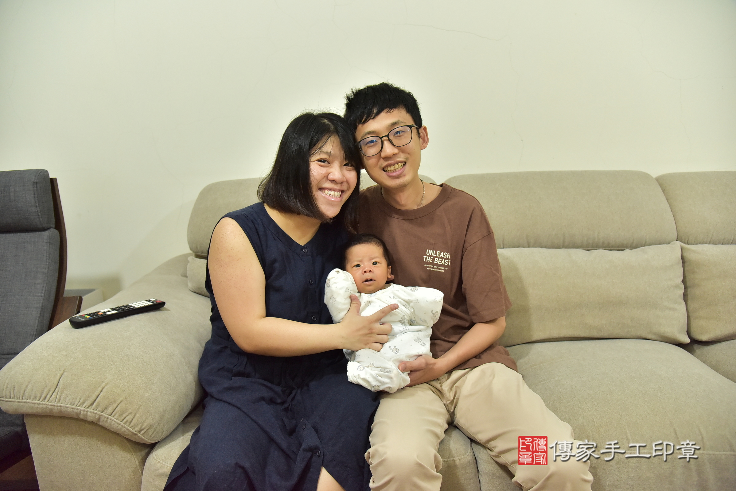 小軒寶寶(新北市新店區到府嬰兒小軒寶寶滿月剃頭理髮、到府嬰兒剃胎毛儀式吉祥話)。到府剃頭剃胎毛主持、專業拍照、證書。★購買「臍帶章、肚臍章、胎毛筆刷印章」贈送：剃頭、收涎、抓周，三選一。2025.5.5，照片1