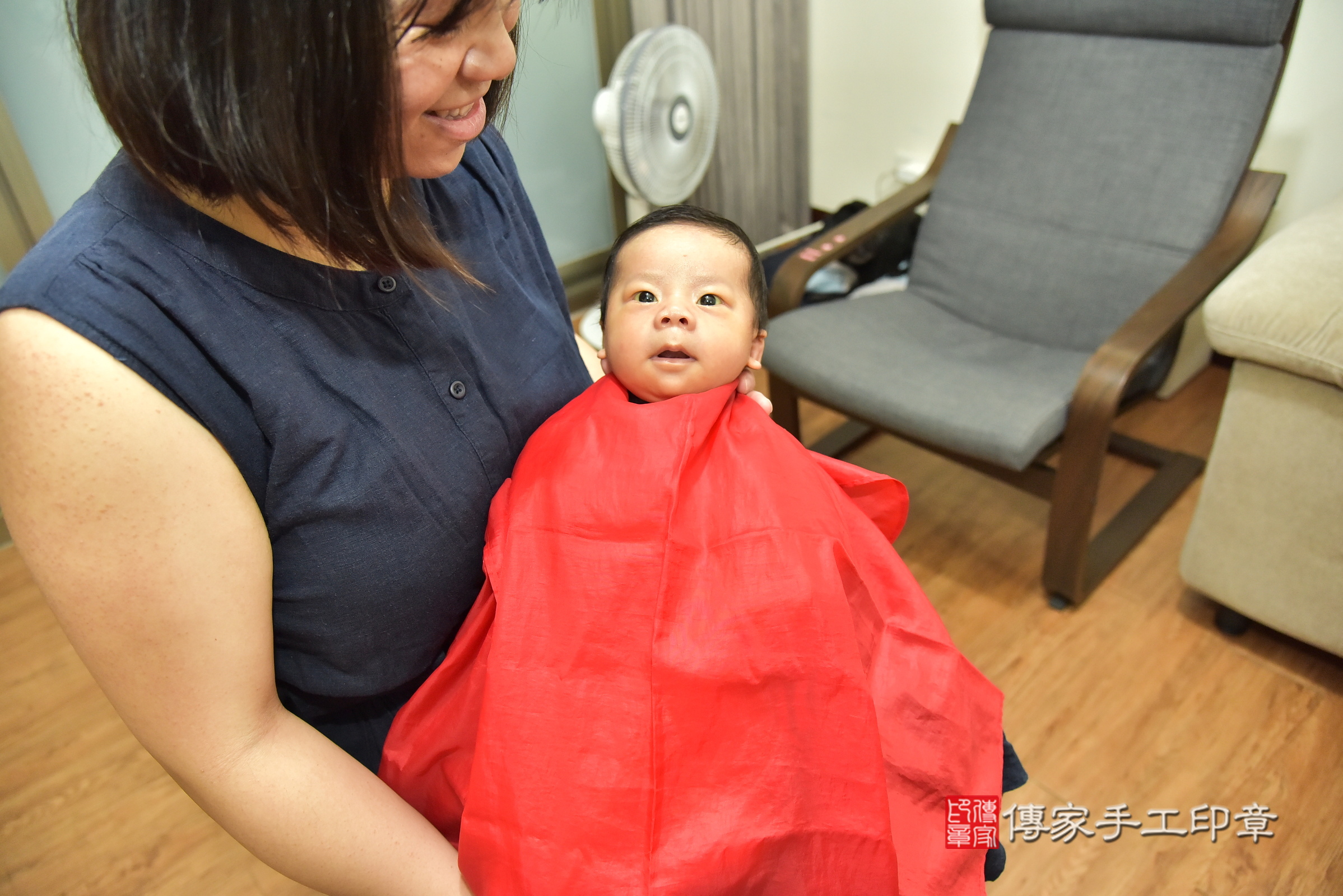 小軒寶寶(新北市新店區到府嬰兒小軒寶寶滿月剃頭理髮、到府嬰兒剃胎毛儀式吉祥話)。到府剃頭剃胎毛主持、專業拍照、證書。★購買「臍帶章、肚臍章、胎毛筆刷印章」贈送：剃頭、收涎、抓周，三選一。2025.5.5，照片18