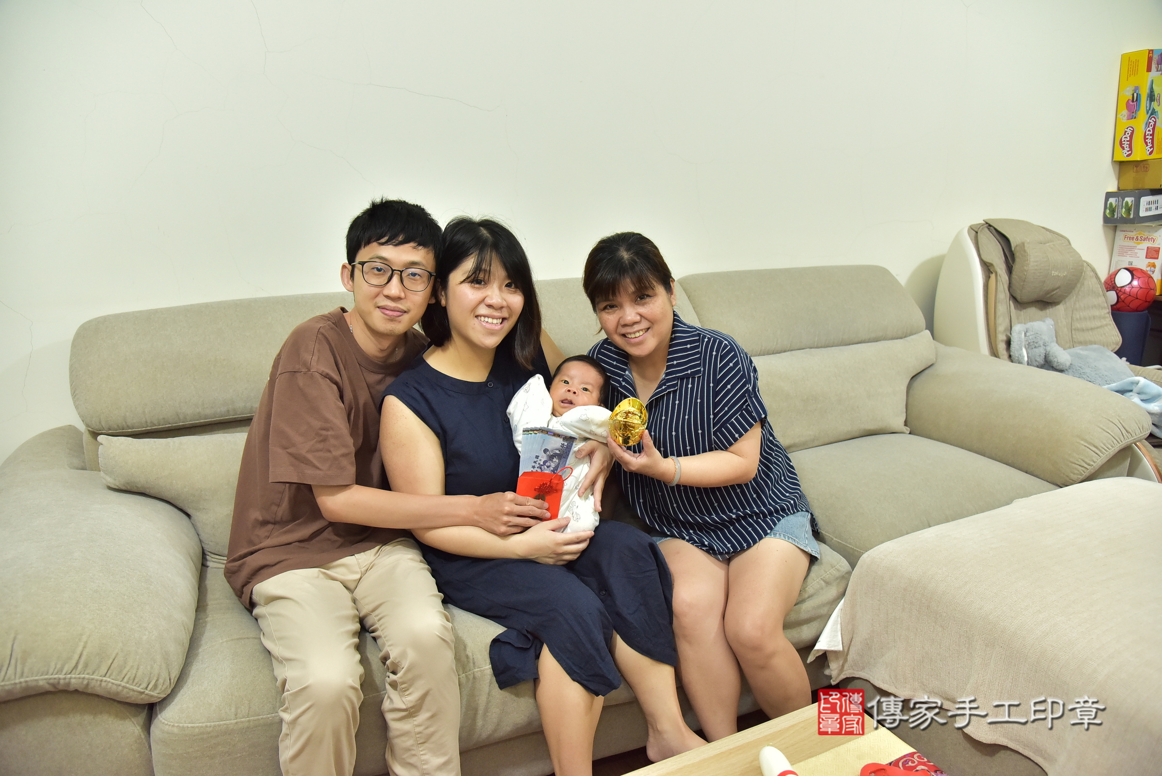 小軒寶寶(新北市新店區到府嬰兒小軒寶寶滿月剃頭理髮、到府嬰兒剃胎毛儀式吉祥話)。到府剃頭剃胎毛主持、專業拍照、證書。★購買「臍帶章、肚臍章、胎毛筆刷印章」贈送：剃頭、收涎、抓周，三選一。2025.5.5，照片16