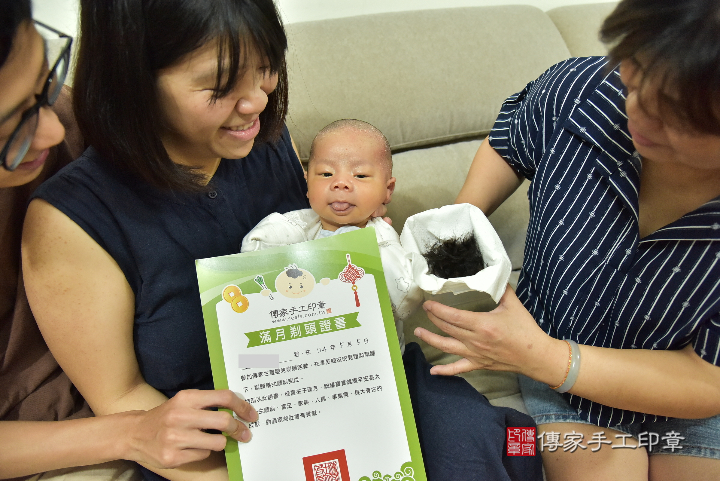 小軒寶寶(新北市新店區到府嬰兒小軒寶寶滿月剃頭理髮、到府嬰兒剃胎毛儀式吉祥話)。到府剃頭剃胎毛主持、專業拍照、證書。★購買「臍帶章、肚臍章、胎毛筆刷印章」贈送：剃頭、收涎、抓周，三選一。2025.5.5，照片19