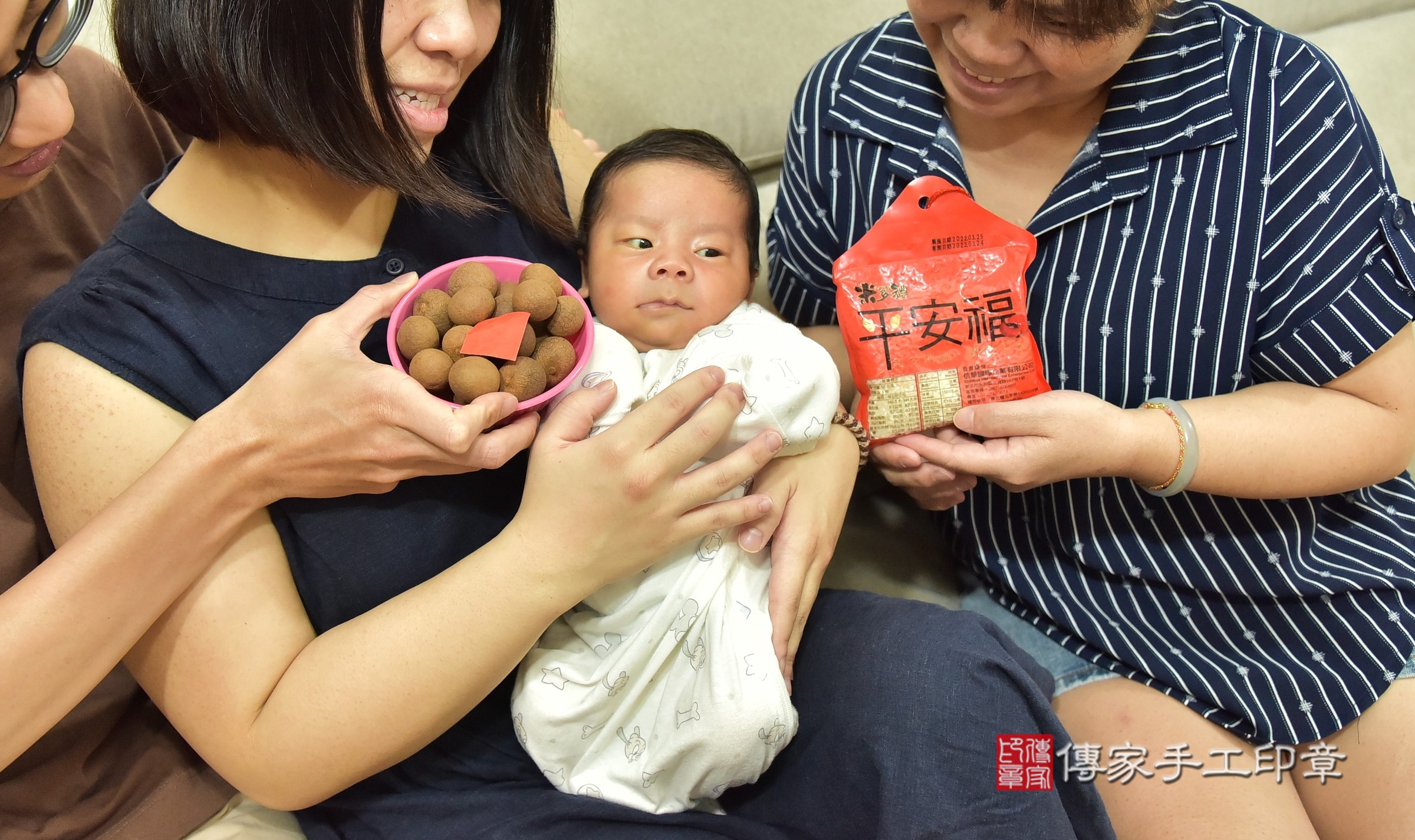 小軒寶寶(新北市新店區到府嬰兒小軒寶寶滿月剃頭理髮、到府嬰兒剃胎毛儀式吉祥話)。到府剃頭剃胎毛主持、專業拍照、證書。★購買「臍帶章、肚臍章、胎毛筆刷印章」贈送：剃頭、收涎、抓周，三選一。2025.5.5，照片7