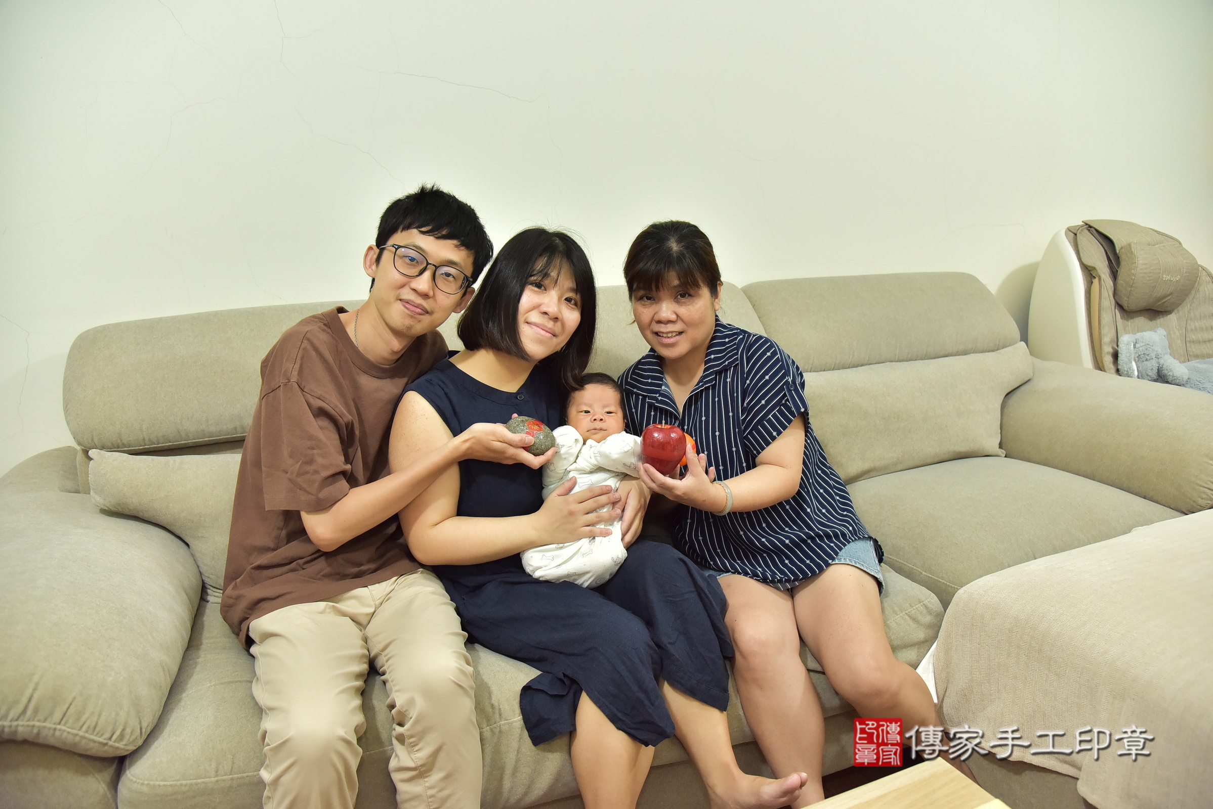 小軒寶寶(新北市新店區到府嬰兒小軒寶寶滿月剃頭理髮、到府嬰兒剃胎毛儀式吉祥話)。到府剃頭剃胎毛主持、專業拍照、證書。★購買「臍帶章、肚臍章、胎毛筆刷印章」贈送：剃頭、收涎、抓周，三選一。2025.5.5，照片10